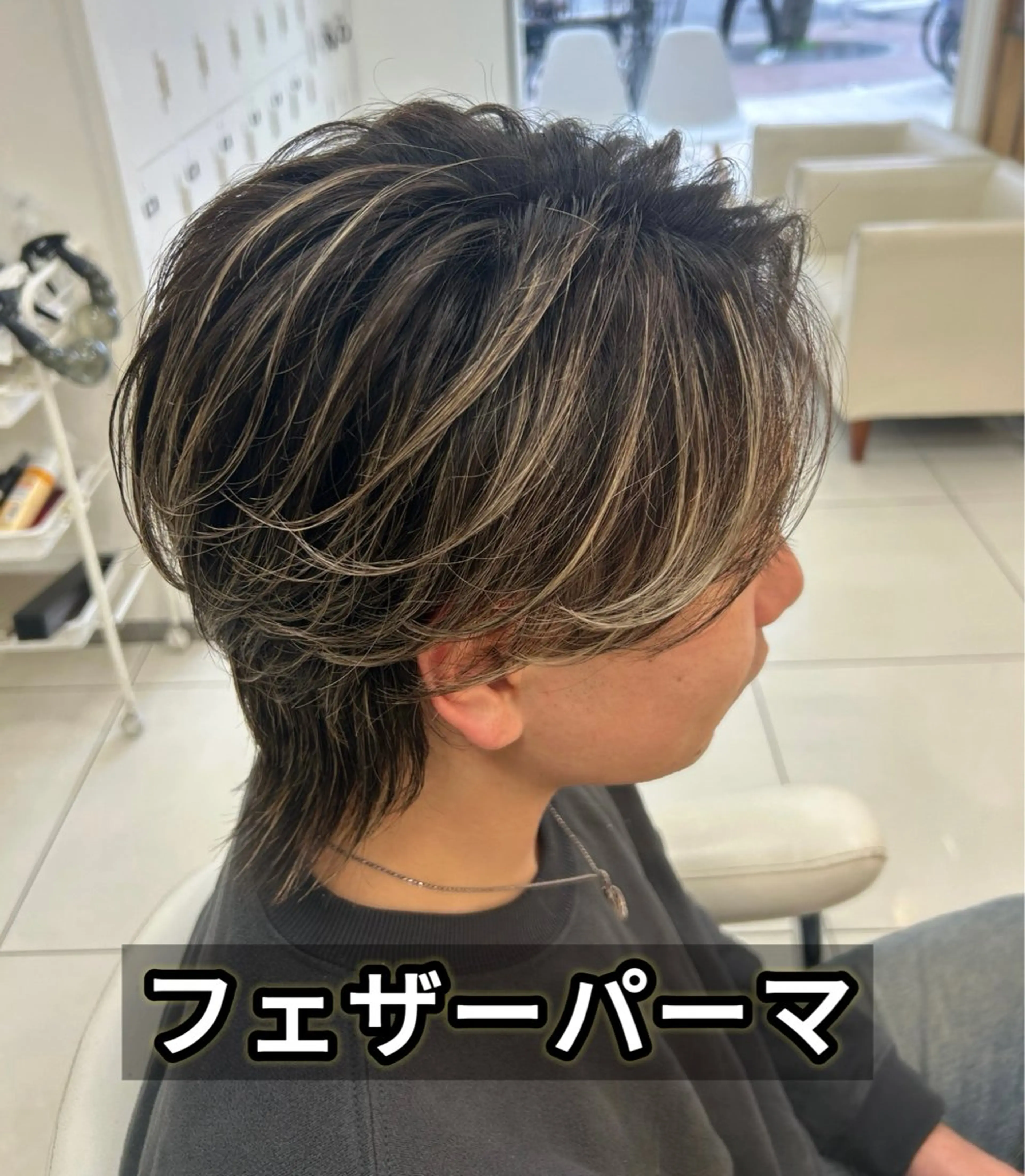 ショート カラー パーマ メンズ センターパート フェードカット フェザーパーマ カルマパーマ マッシュ カット パーマ トリートメント 髪質改善/艶カラー/ メンズパーマ/鈴木のヘアスタイル