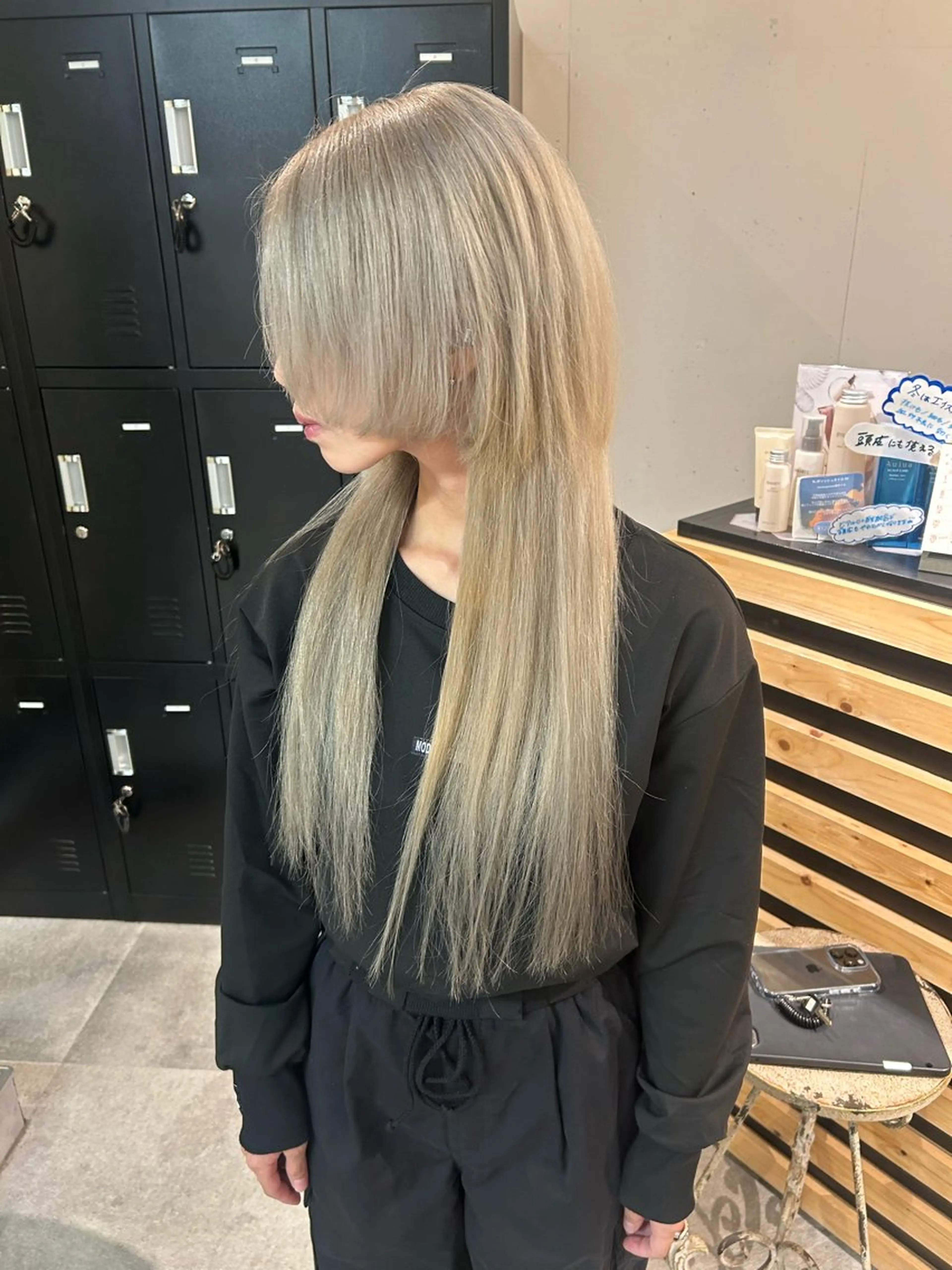 ミディアム カラー シルバー ヘアカラー トリートメント AILEE所属・ウルフカット レイヤーカット上柿のヘアスタイル