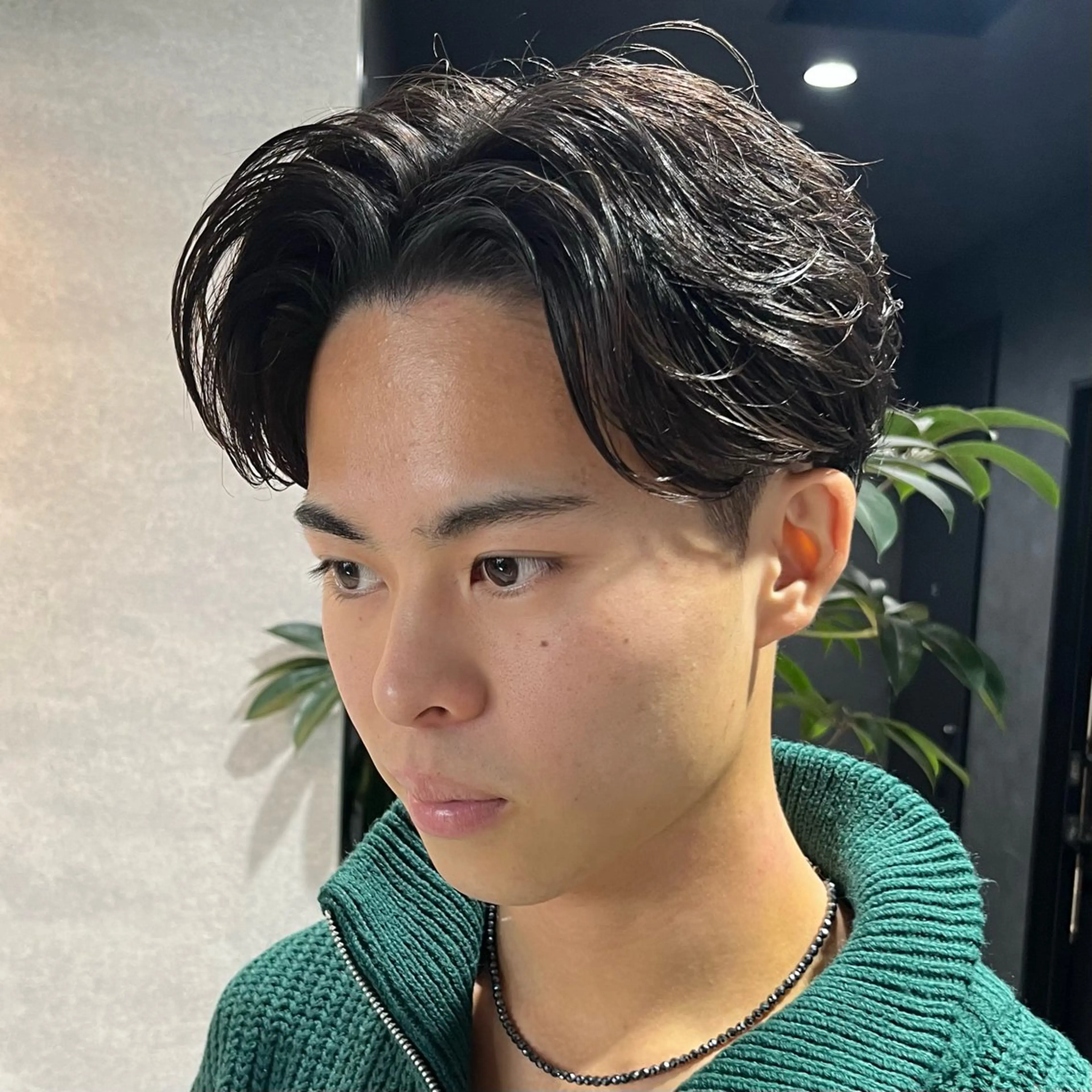 ショート カラー パーマ メンズ フェザーパーマ メンズパーマ センターパート マスターかずまのヘアスタイル