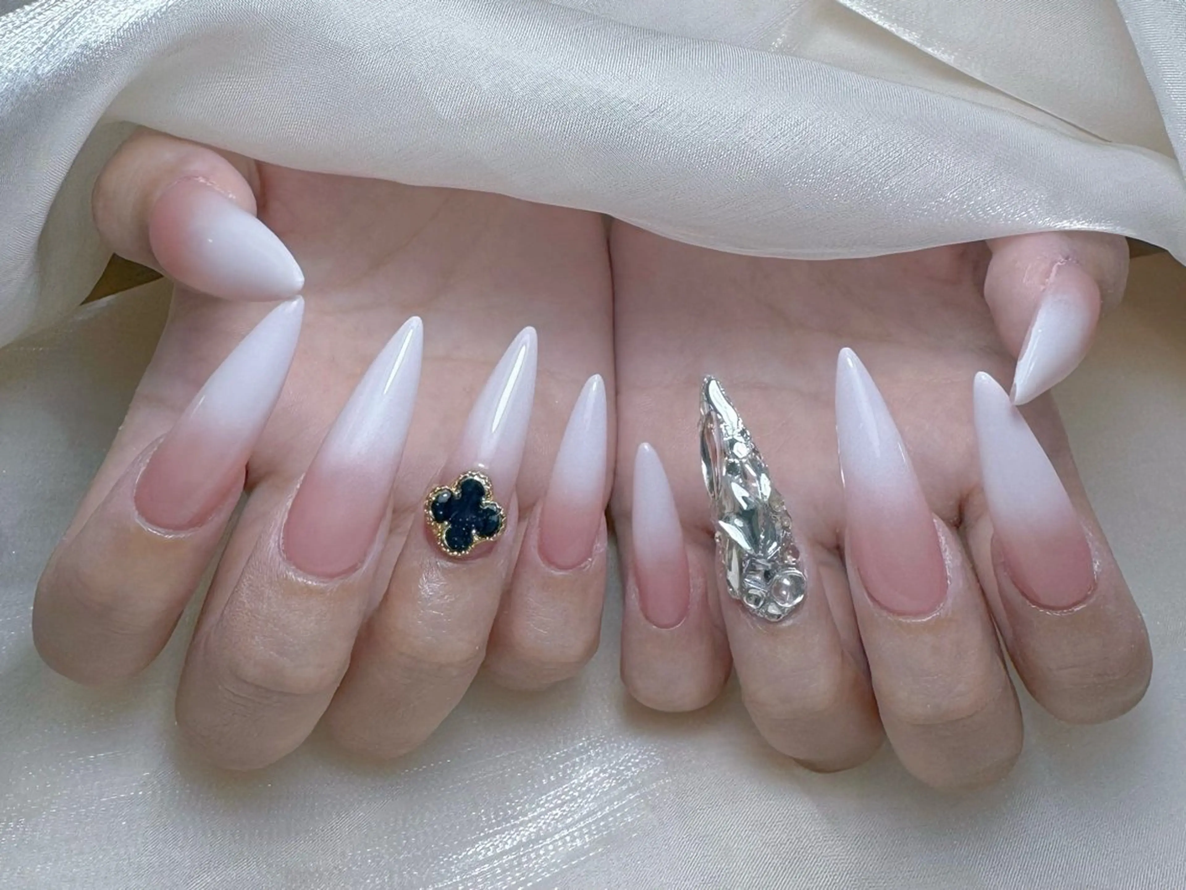 ネイル チークネイル ガーリー キラキラネイル 韓国ネイル ミラーネイル ハンドネイル NailPrincess所属・princess スカルプ専門店のネイルデザイン