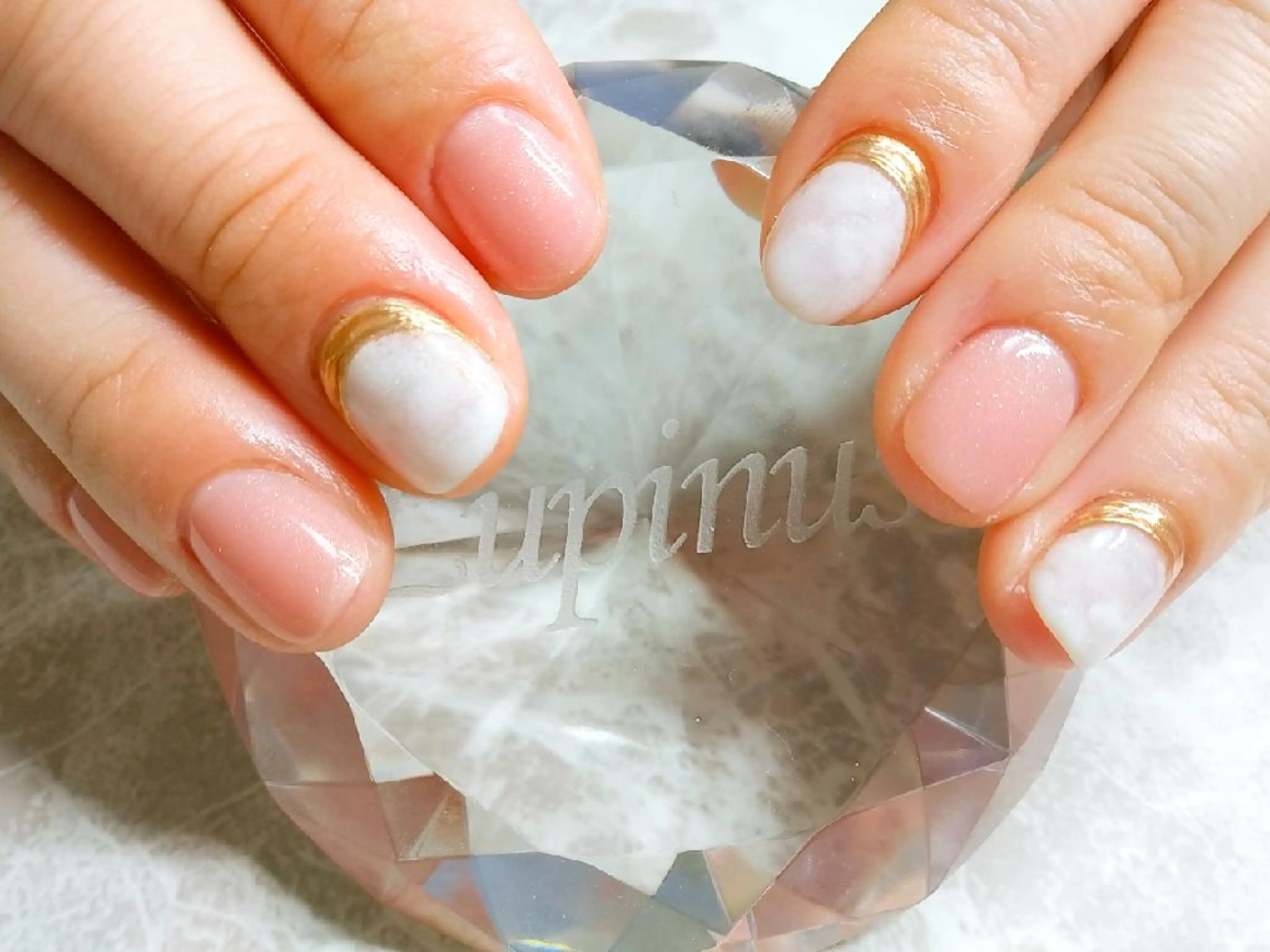 ネイル ゴールド ホワイト ハンドネイル フットネイル Lupinus所属・Lupinus ルピナスのネイルデザイン