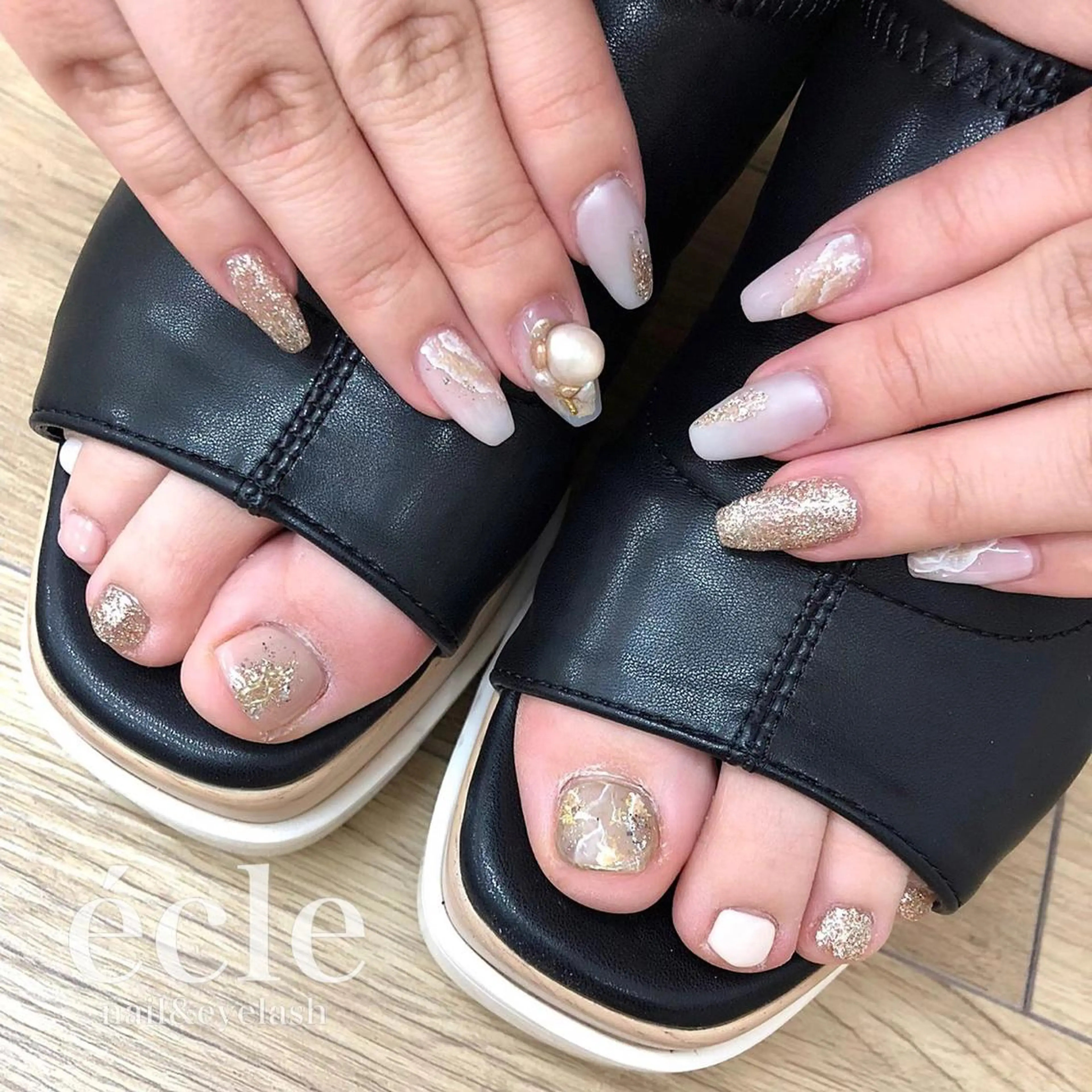 ネイル フットネイル ニュアンスネイル écle nail&eyeのネイルデザイン