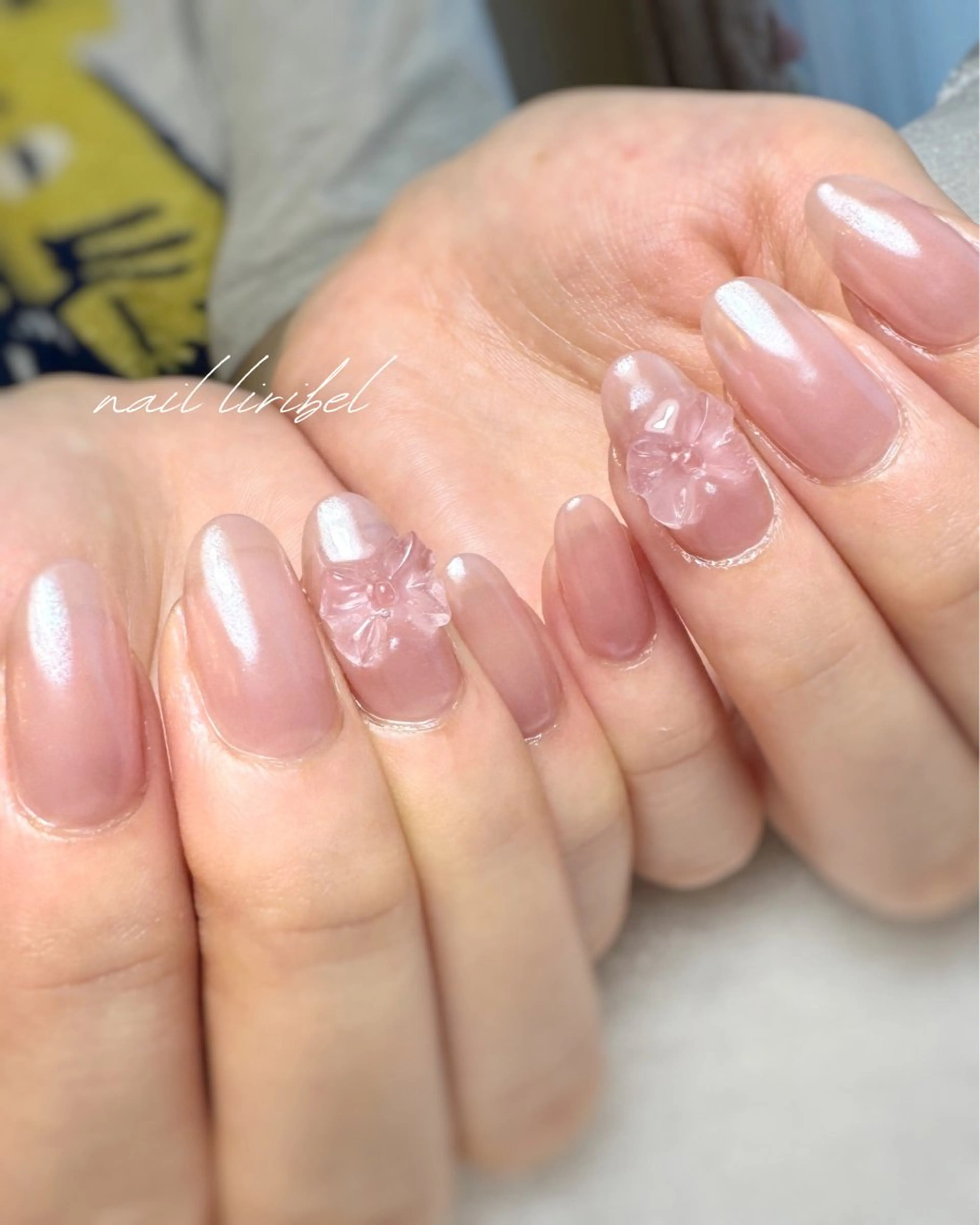 ネイル オーロラネイル ガーリー リボン シンプルネイル ホワイト ハンドネイル Nail Liribelのネイルデザイン