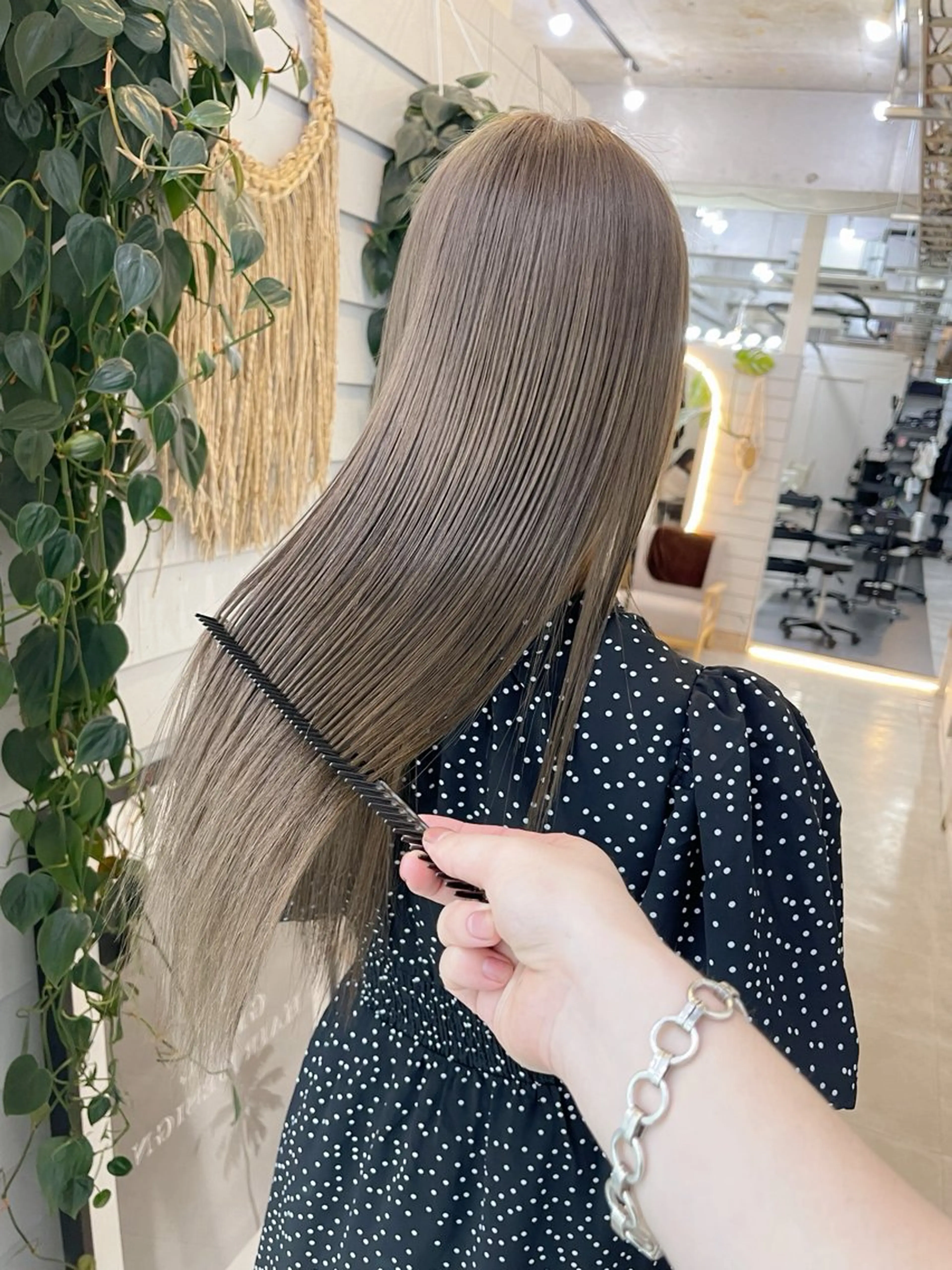 セミロング カラー ベージュカラー ブラウンカラー ミルクティーブラウン オリーブベージュ ヘアカラー トリートメント AiM 大名のヘアスタイル