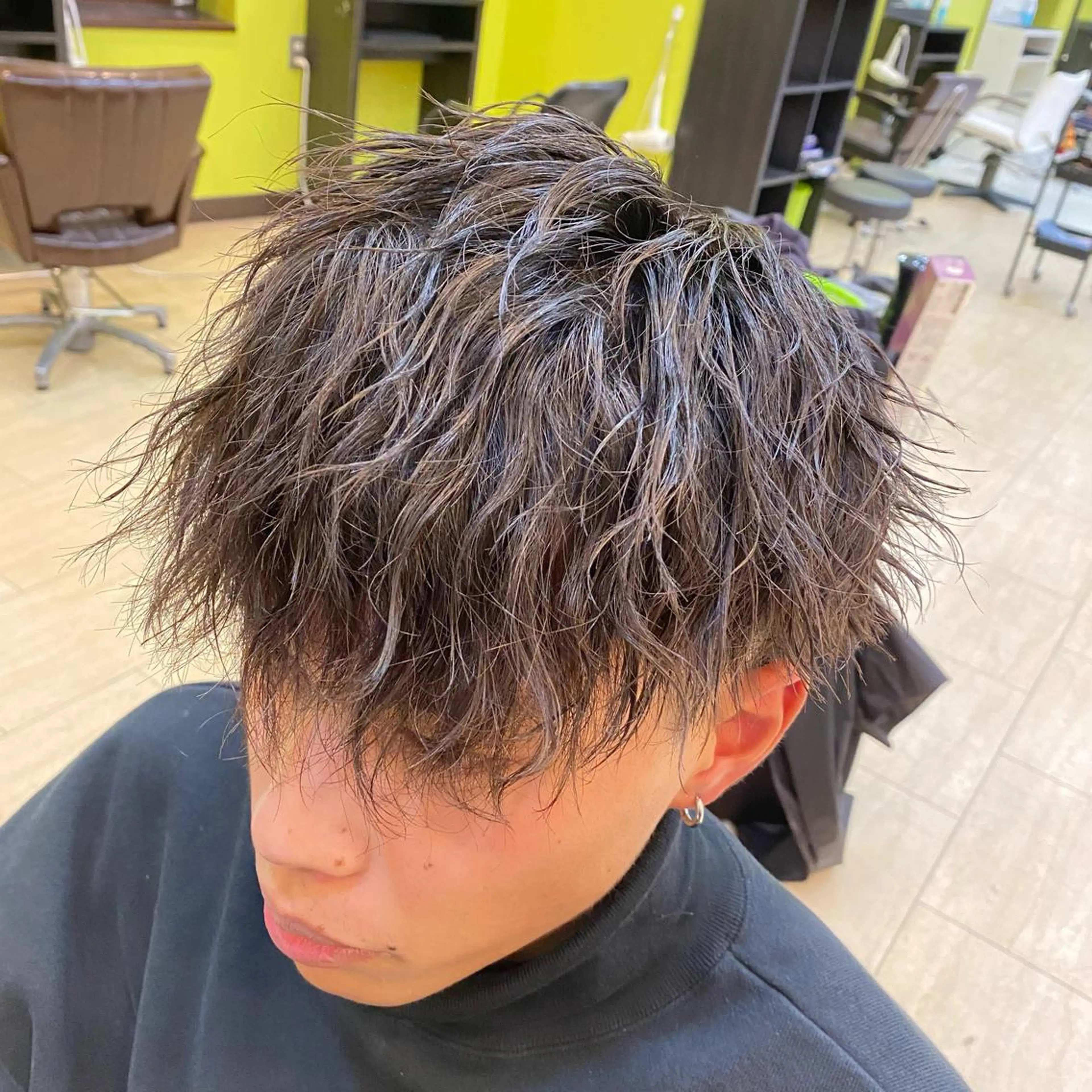 パーマ メンズ マッシュ カット パーマ 三ノ宮フェザーパーマ 蕃本 啓利のヘアスタイル