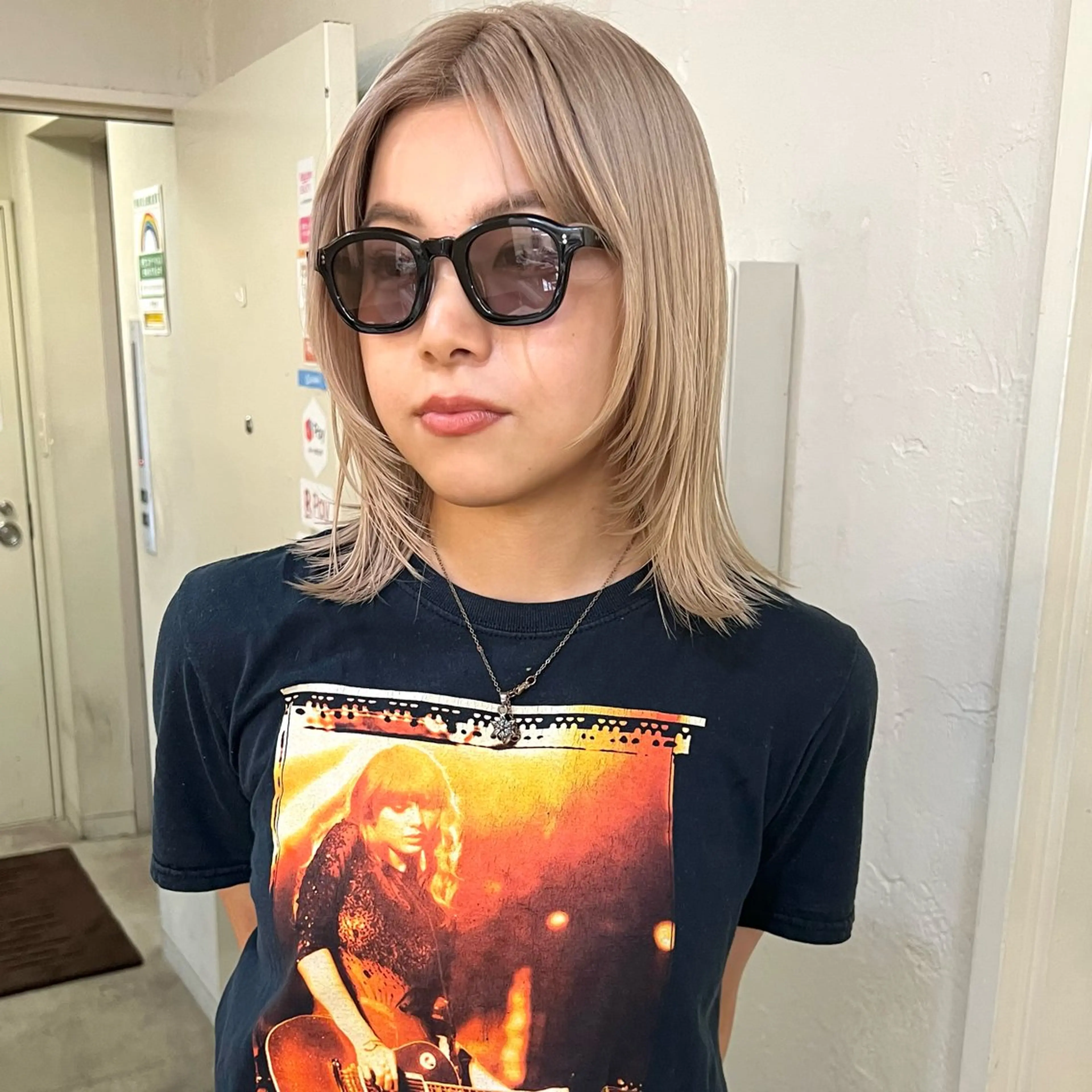 ショート カラー ベージュカラー ブロンド ミルクティーベージュ ホワイトベージュ レイヤーカット カット ヘアカラー 大久保 佳那のヘアスタイル