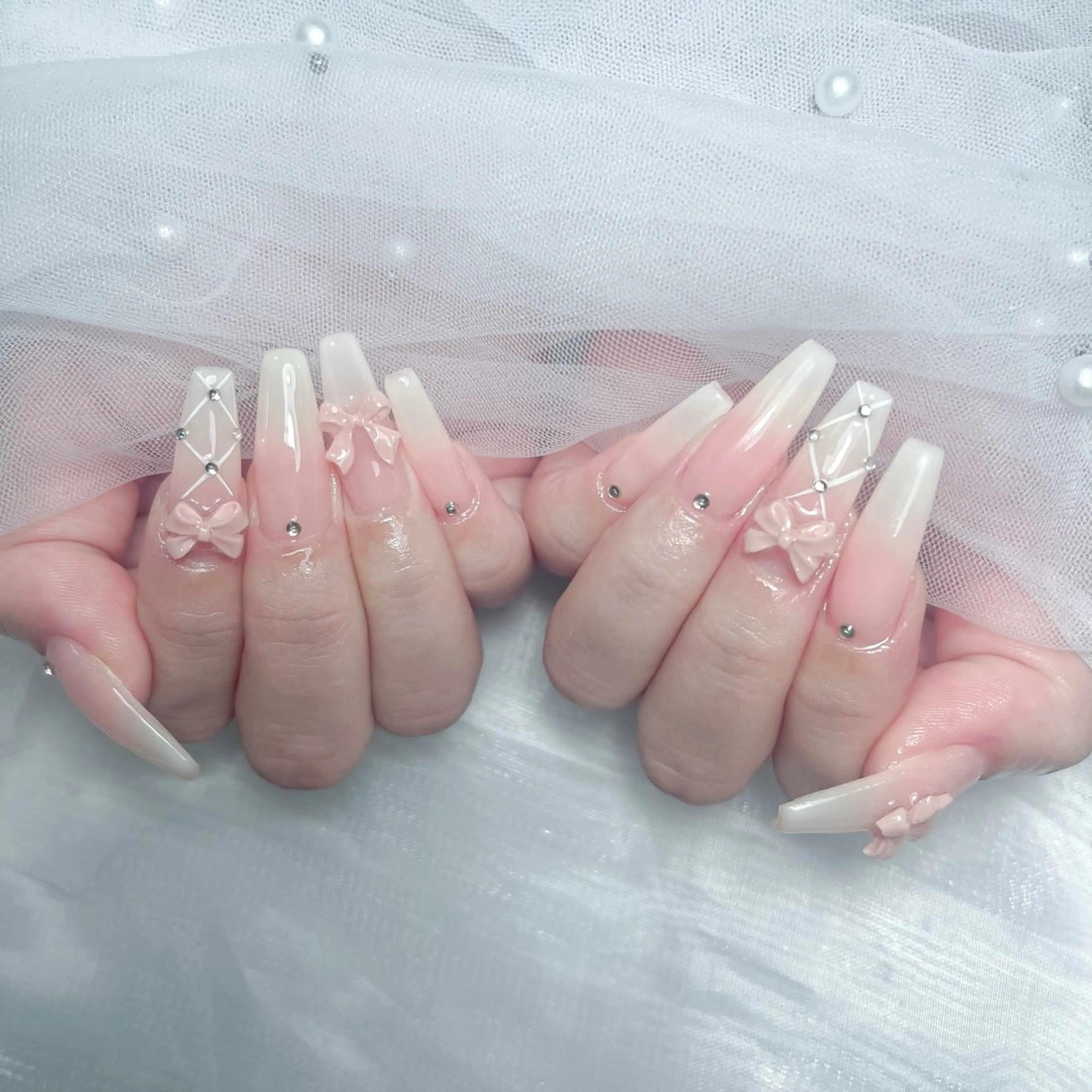 ネイル オーロラネイル クリアネイル フラッシュネイル ジェルネイル グラデーション ハンドネイル Amee Nailsalon所属・Amee Nailsalonのネイルデザイン