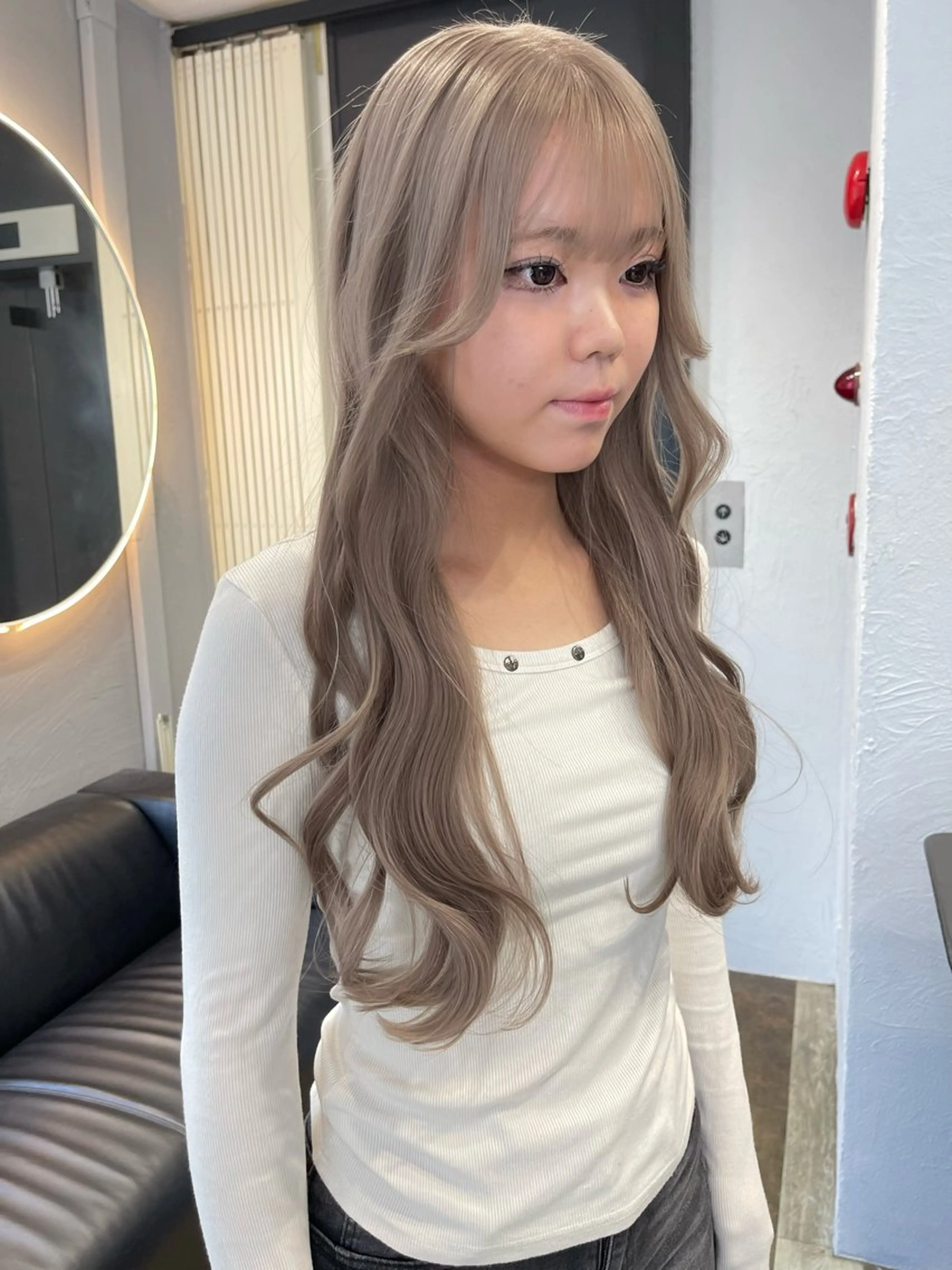 ロング カラー ベージュカラー ブリーチ ケアブリーチ デザインカラー ダブルカラー ヘアカラー 宮崎　達也 ミルクティーベージュのヘアスタイル