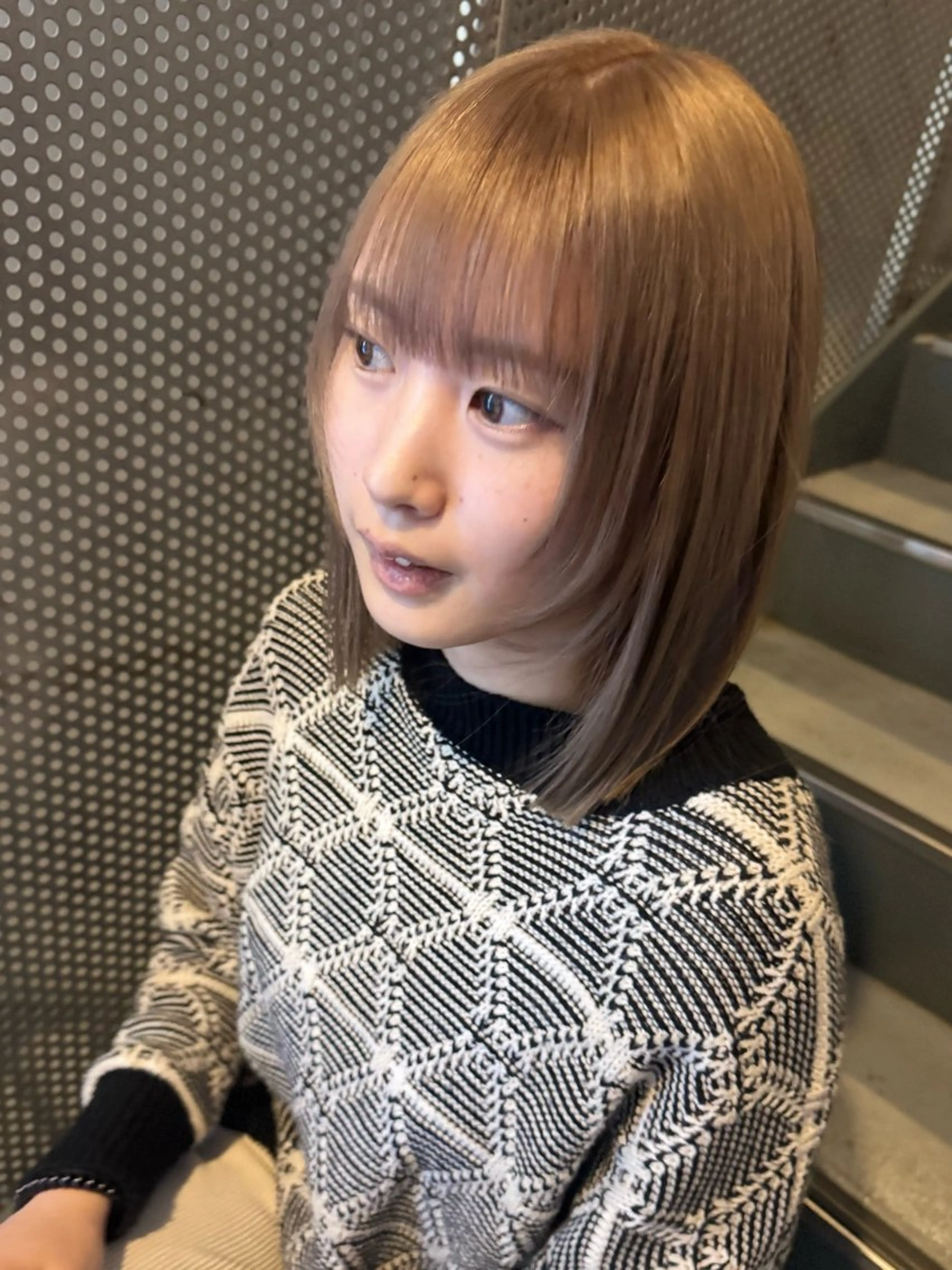 ミディアム カラー ベージュカラー ミルクティーベージュ 顔まわりレイヤー レイヤーカット SALOWIN新宿三丁目【サロウィン】所属・ハッシュレイヤー💐 透明感カラー💐青木のヘアスタイル