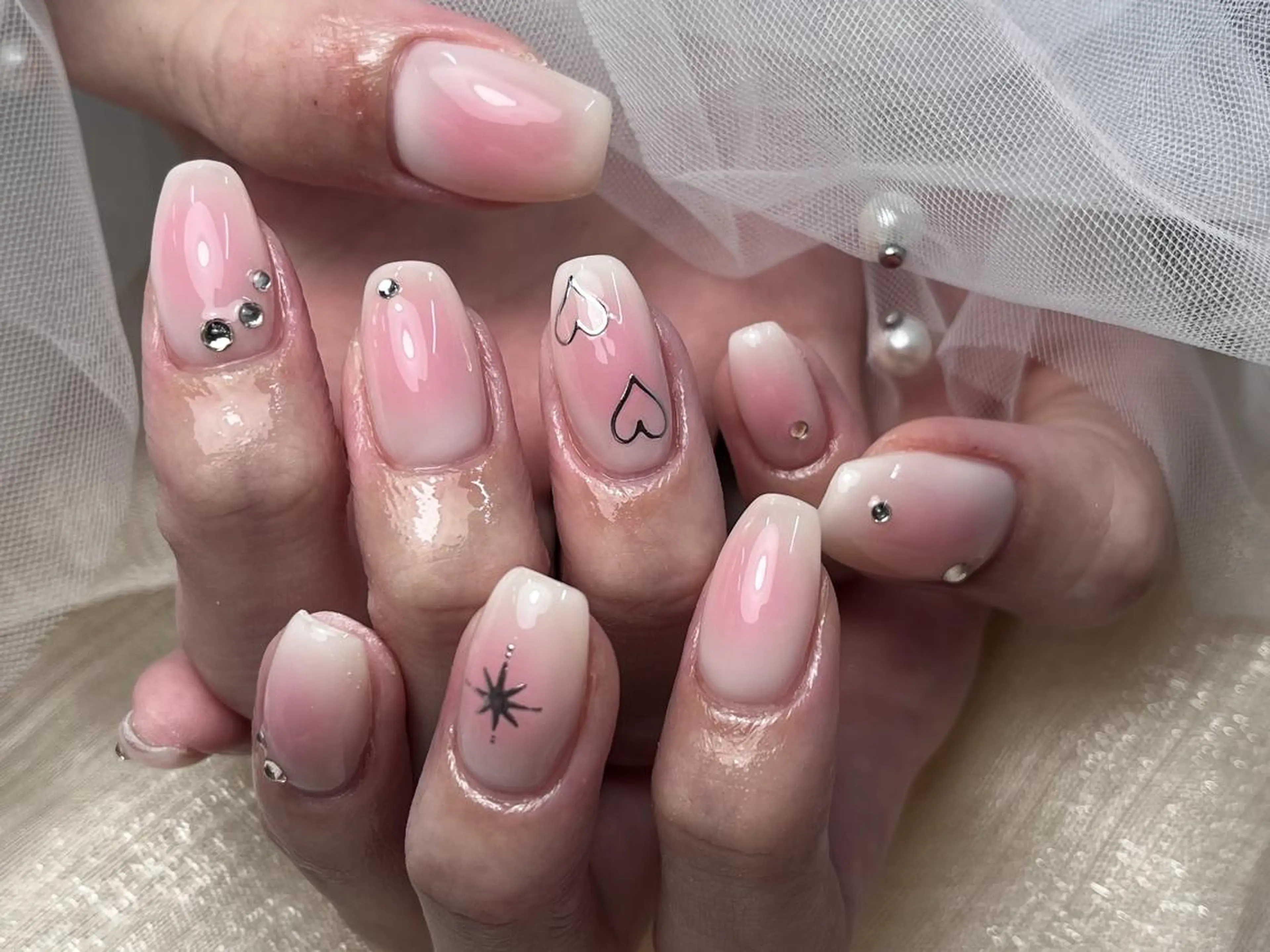 ネイル グラデーション ハート オフィスネイル ピンク ストーンネイル ハンドネイル ToliyDeliy Nail Salonのネイルデザイン