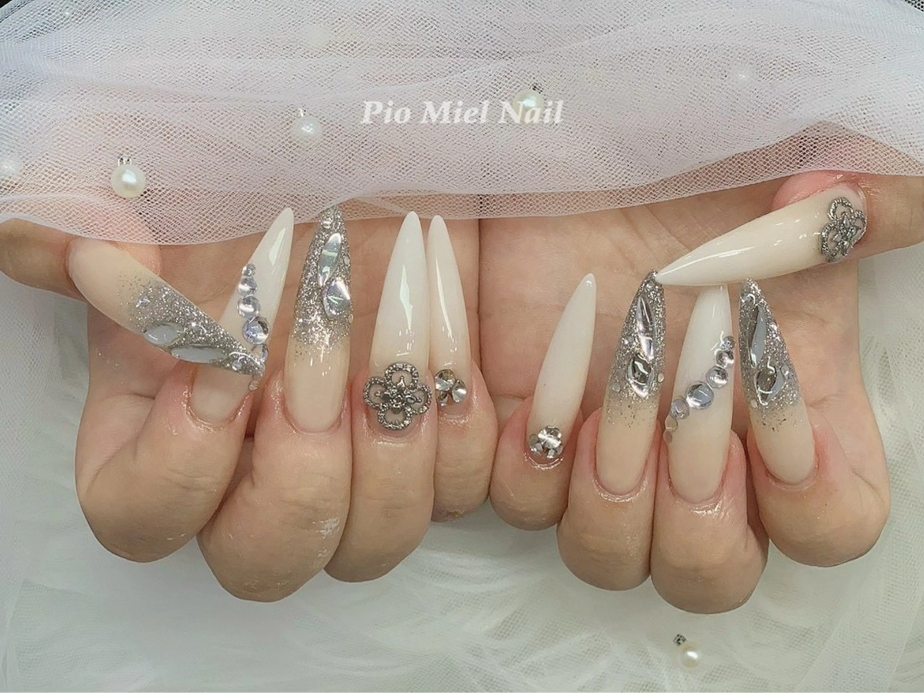ネイル ロングネイル シルバー ホワイト 冬ネイル ハンドネイル momo 長さだしのネイルデザイン