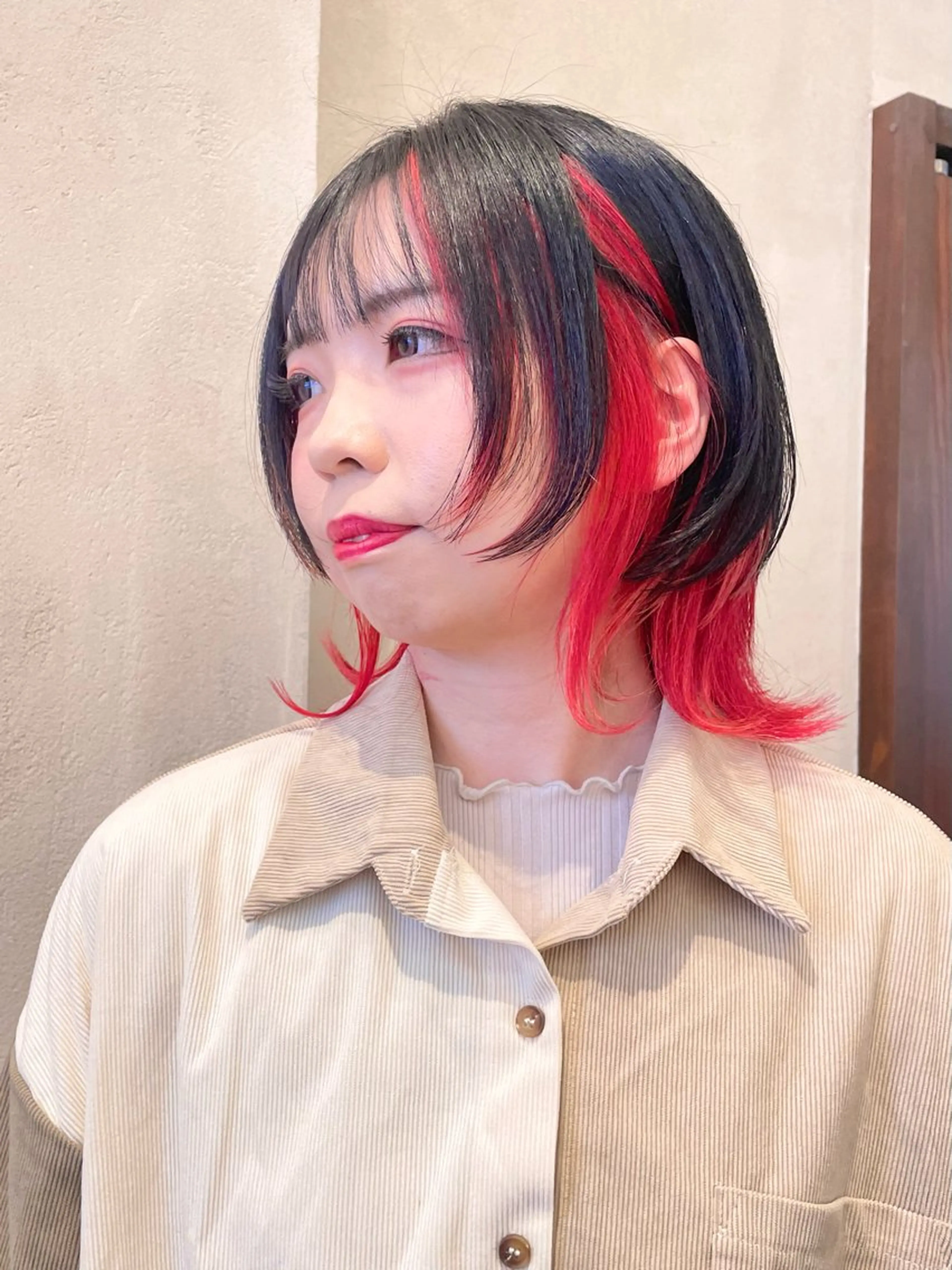 ミディアム カラー インナーカラー レッドカラー 小顔カット ウルフカット カット ヘアカラー roost 優のヘアスタイル