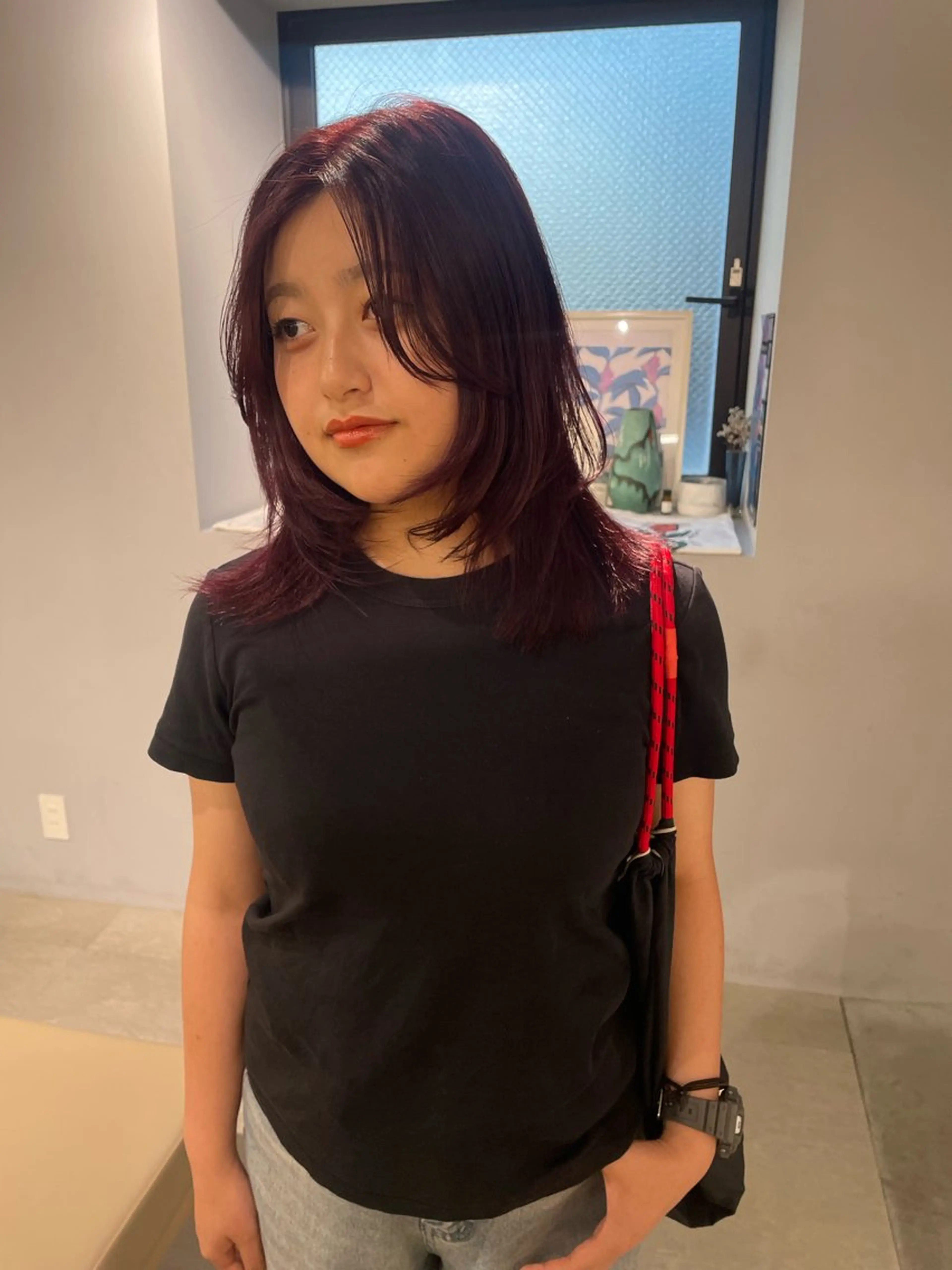 ミディアム カラー ブリーチ ボルドーカラー ブリーチなしカラー レッドカラー カット ヘアカラー トリートメント MIU/ルーツカラー ボブ/顔周りレイヤーのヘアスタイル