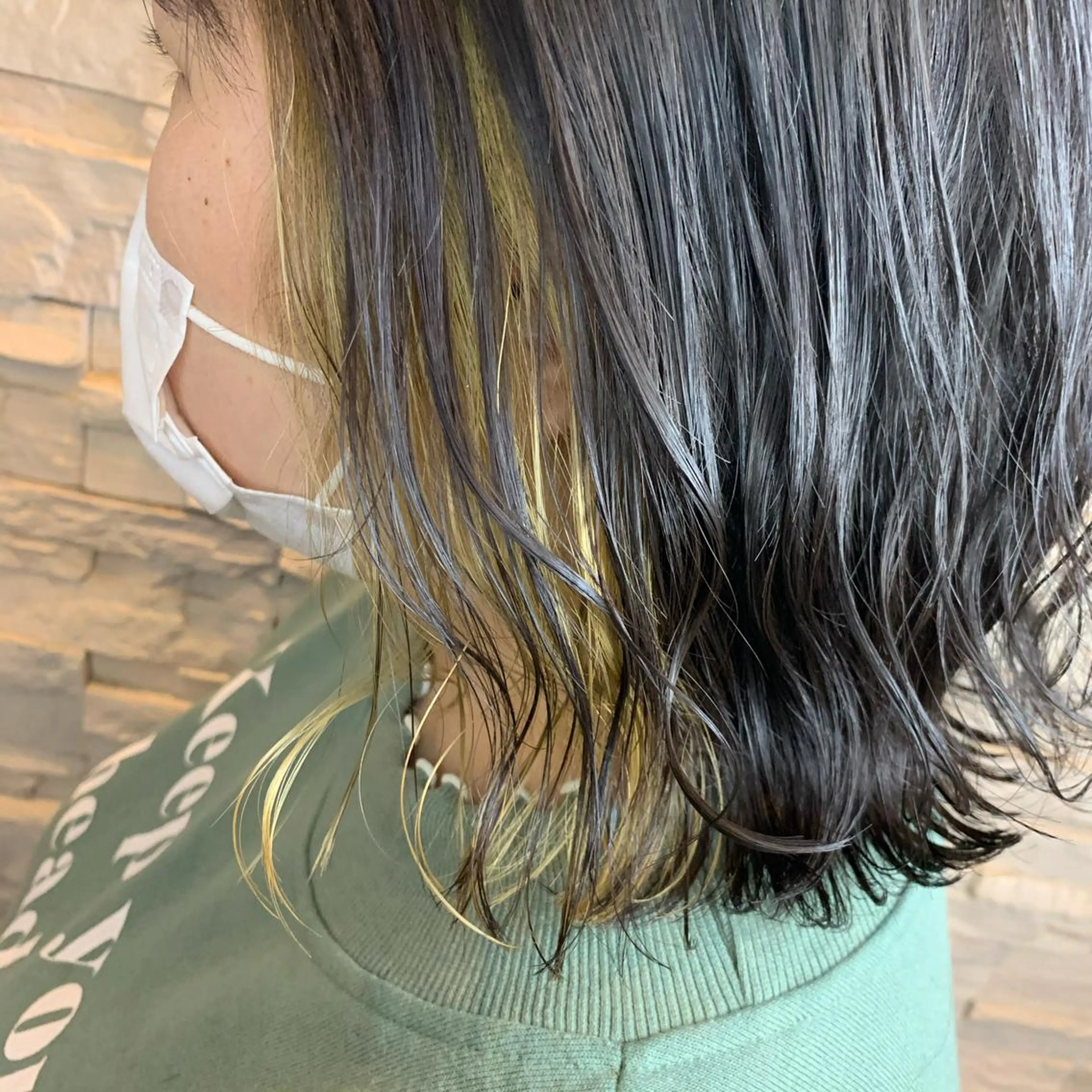ミディアム カラー アッシュ イヤリングカラー カット ヘアカラー トリートメント 菅野 愛のヘアスタイル