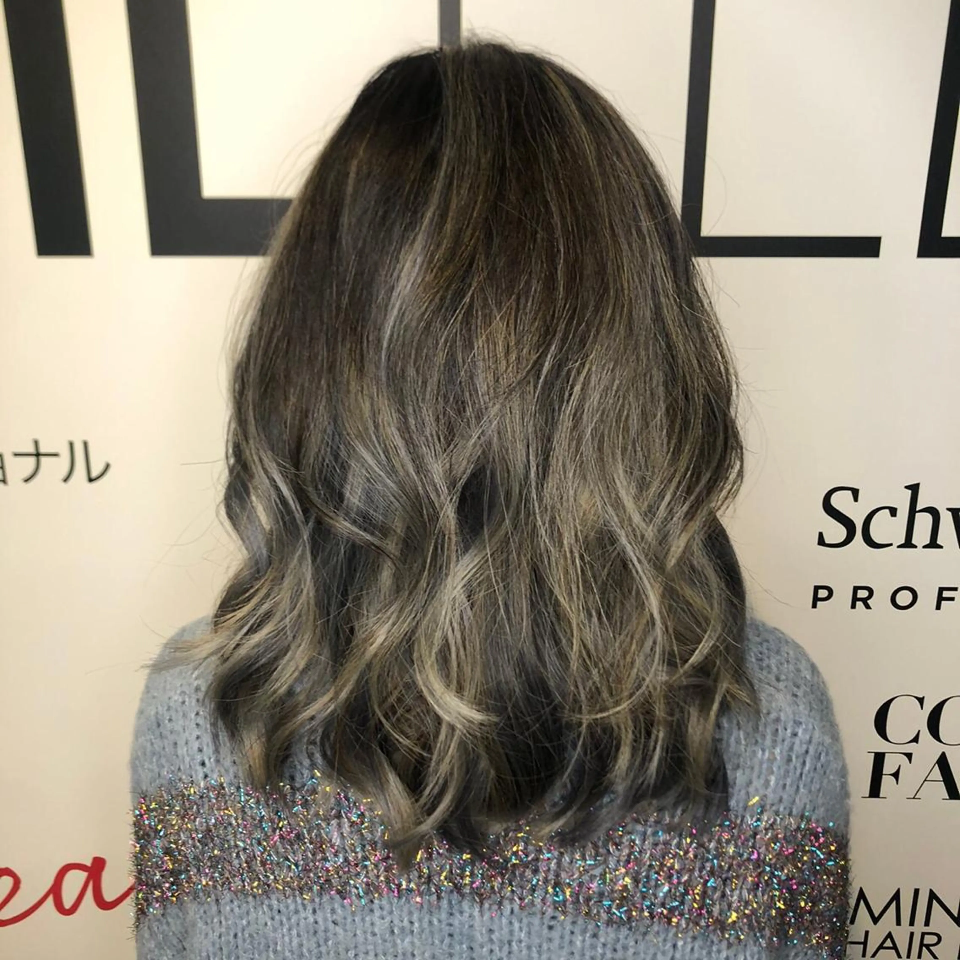 セミロング カラー バレイヤージュ グレージュ ハイライトカラー ハイライト レイヤーカット haconeco【ハコネコ】所属・小川 舜人のヘアスタイル