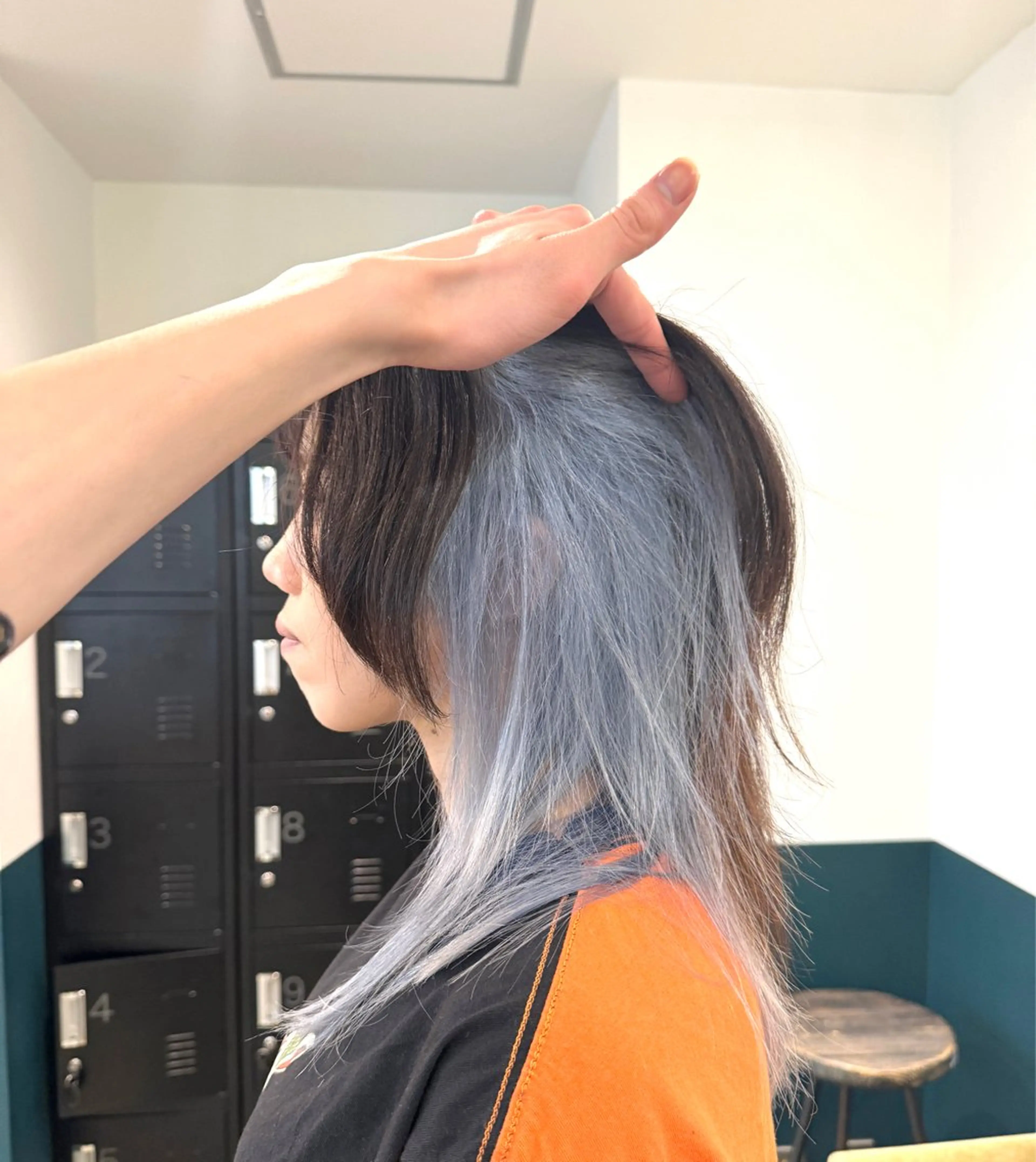 ロング カラー ブリーチ ブルーカラー ウルフカット ヘアカラー 聖斗 /ハイトーン/パーマのヘアスタイル