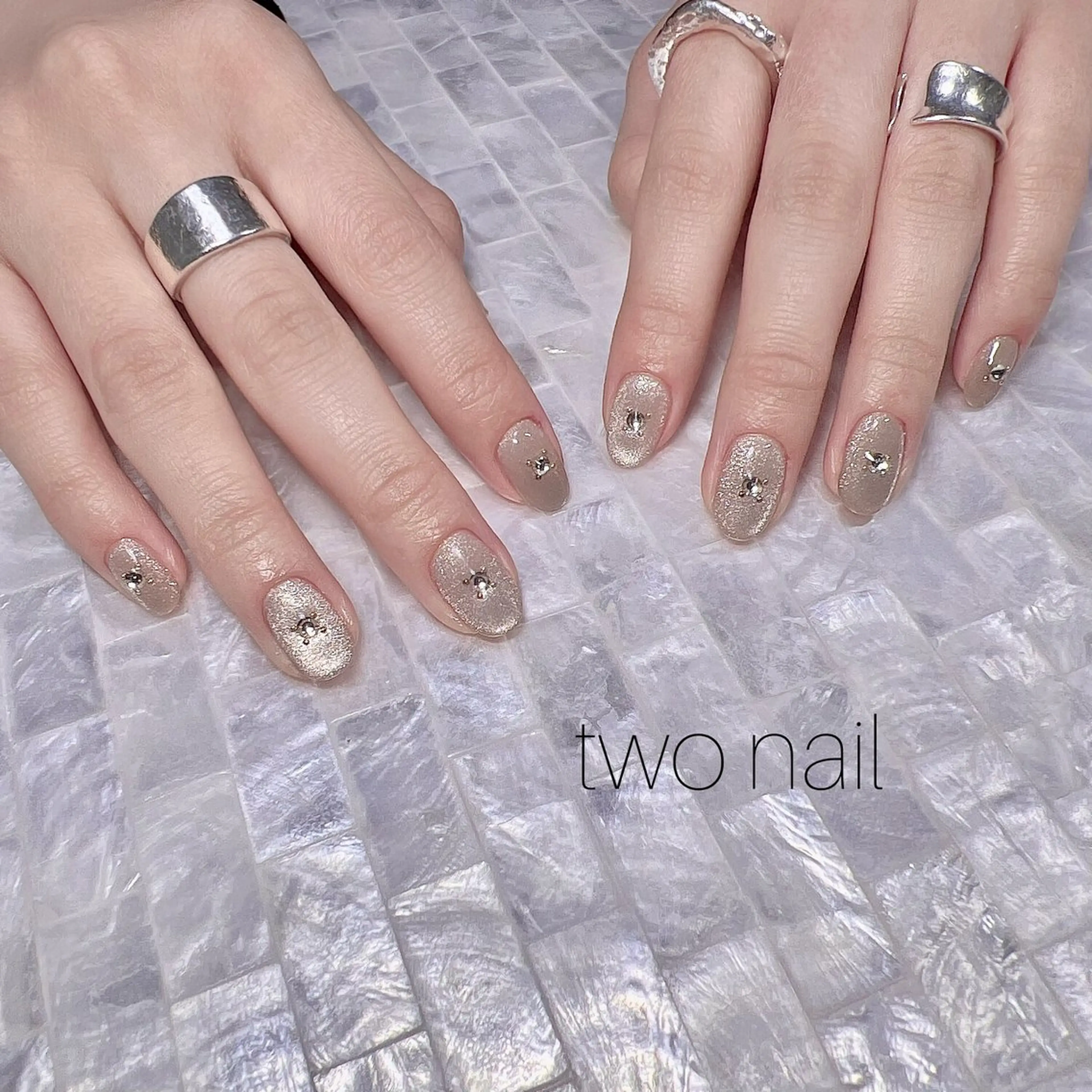 ネイル キラキラネイル マグネットネイル ネイルチップ ホワイト ハンドネイル two nailのネイルデザイン