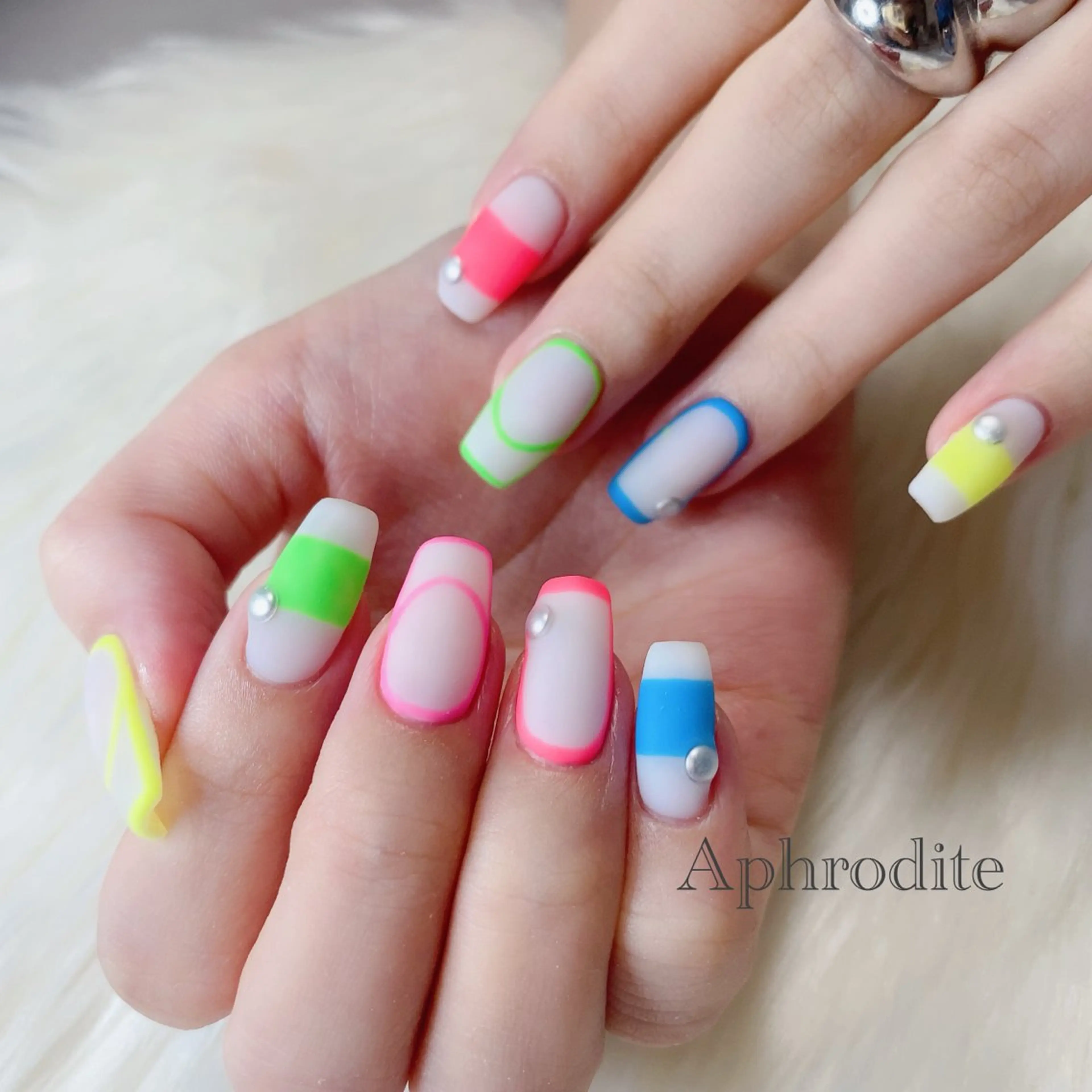 ネイル Aphrodite パラジェル認定サロンのネイルデザイン