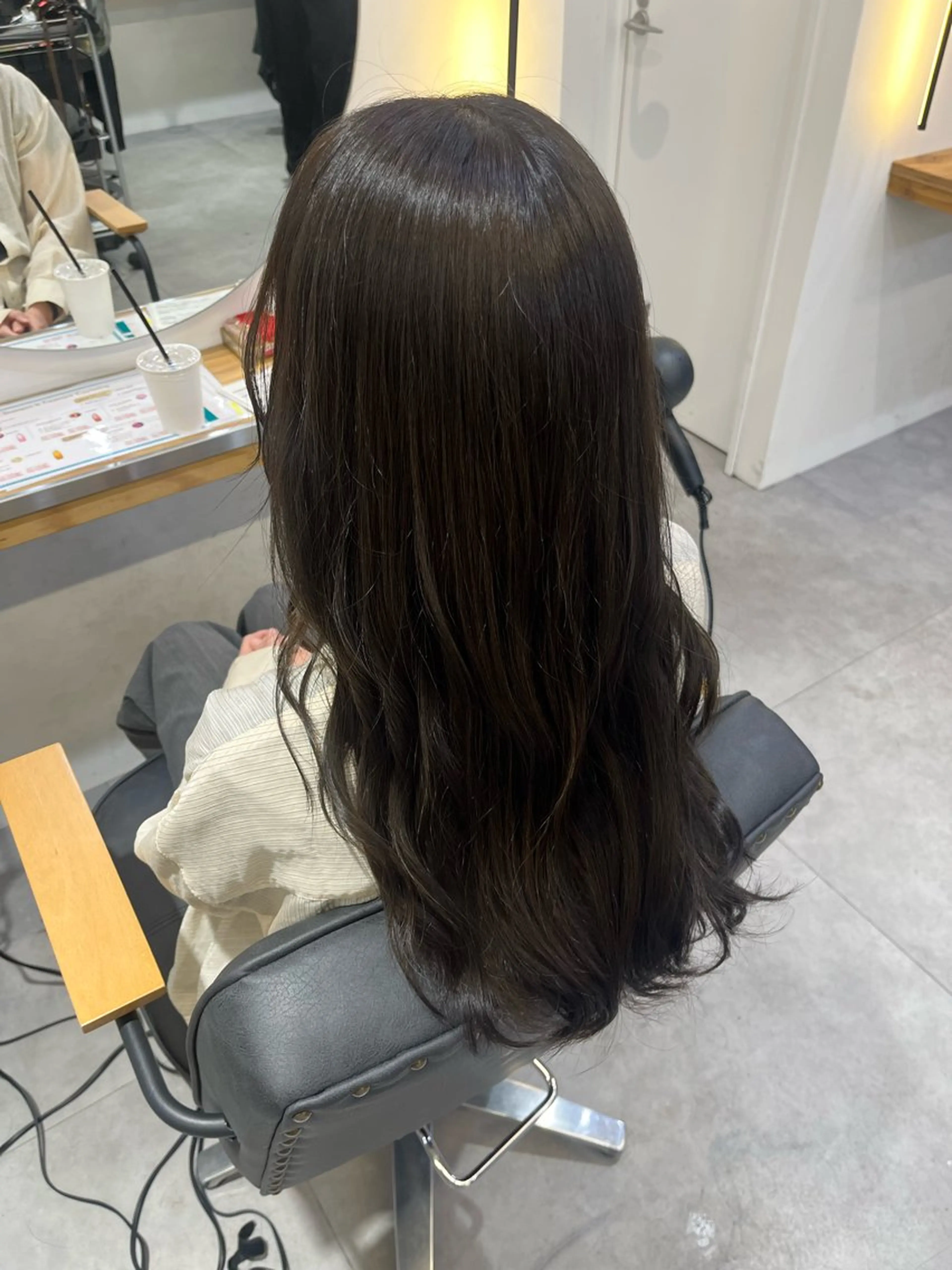 ロング 安田りっか /オリーブカラーのヘアスタイル