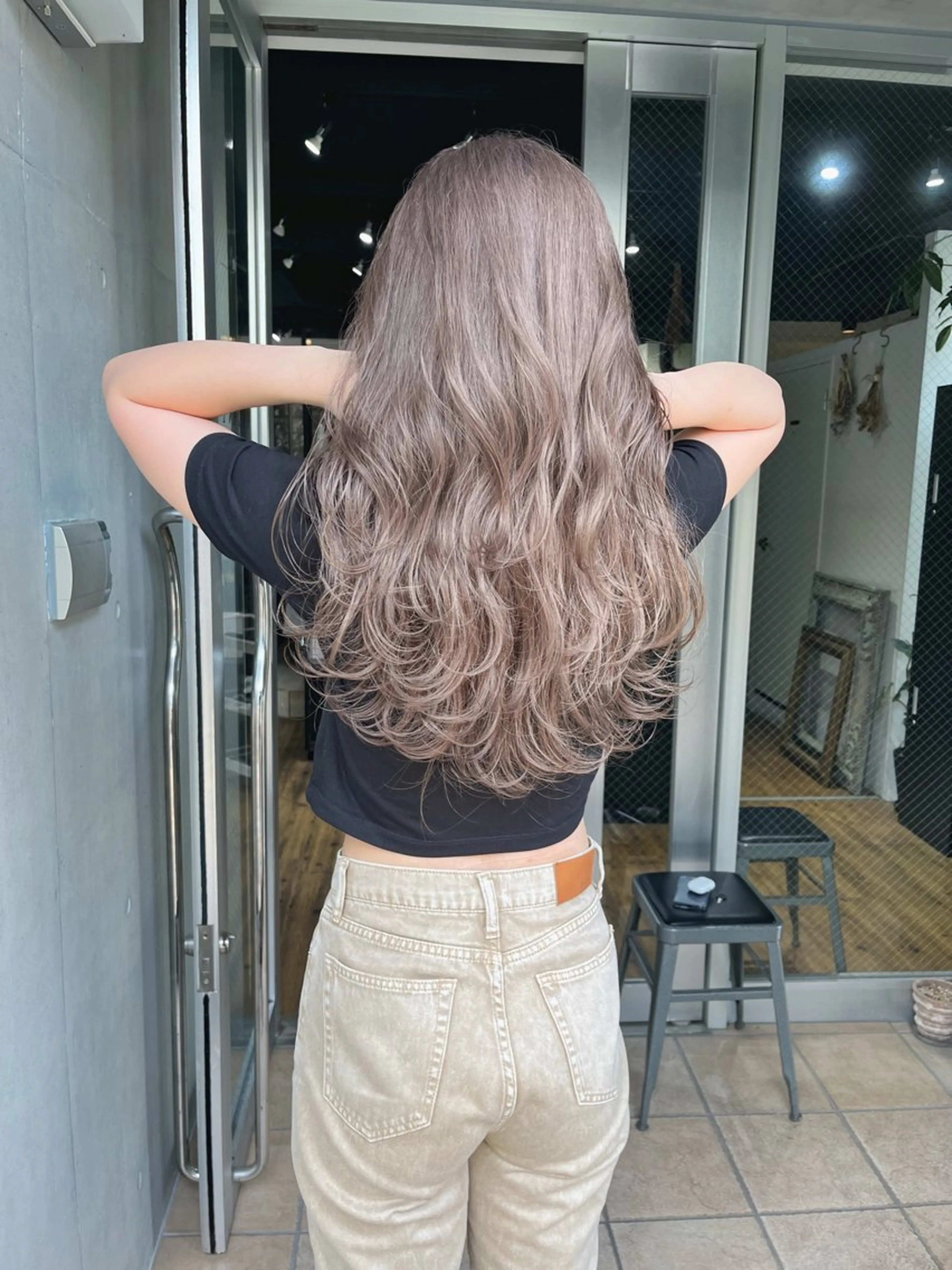 ロング カラー パーマ ベージュカラー グレージュ ミルクティーベージュ カット ヘアカラー トリートメント ミルクティーベージュ 🌿店長　清水ひとみのヘアスタイル
