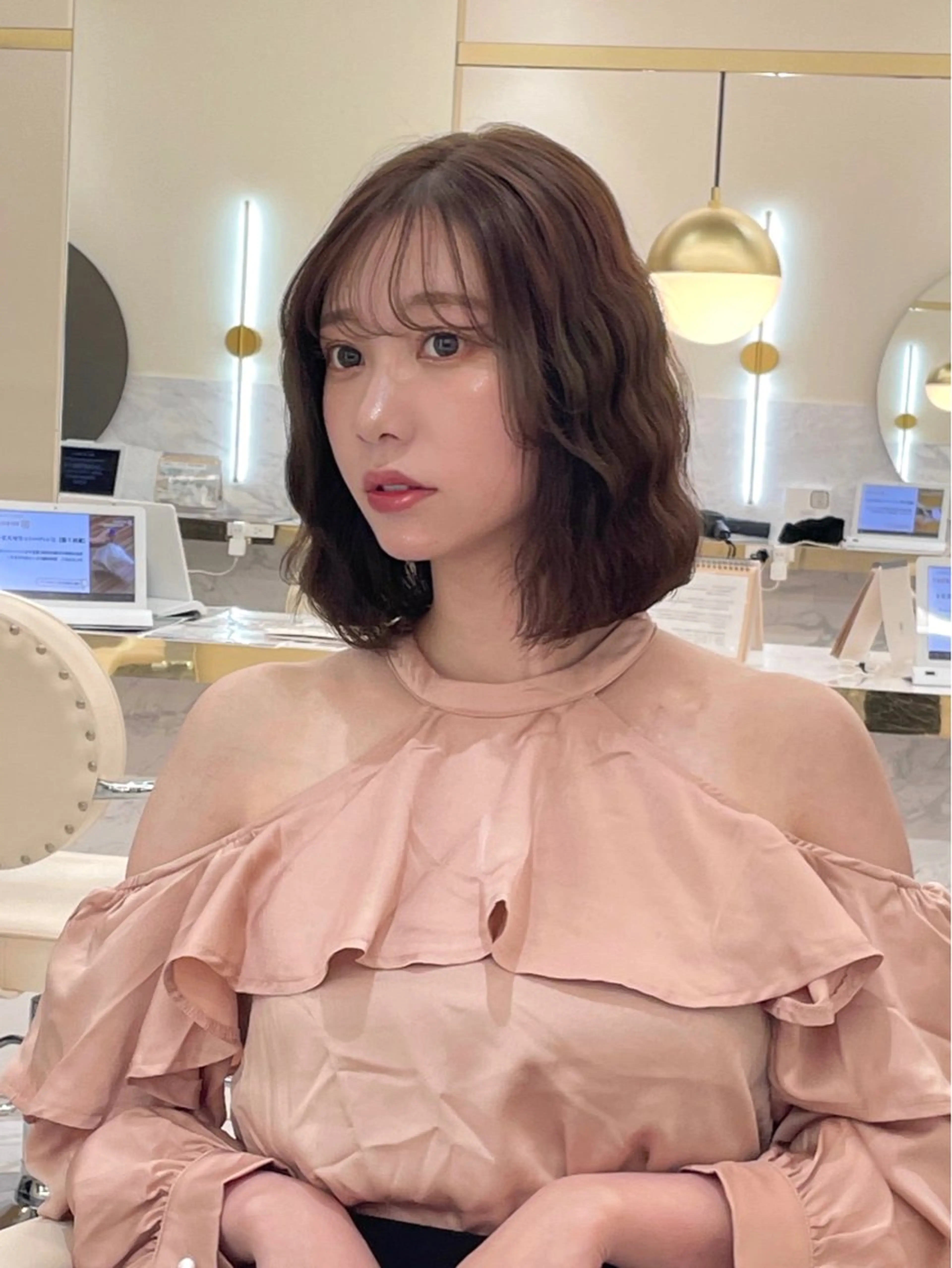ミディアム カラー ヘアアレンジ アッシュ ベージュカラー ブリーチ 透明感カラー ダブルカラー カット ヘアカラー トリートメント mao透明感カラー 似合わせヘアメイクのヘアスタイル