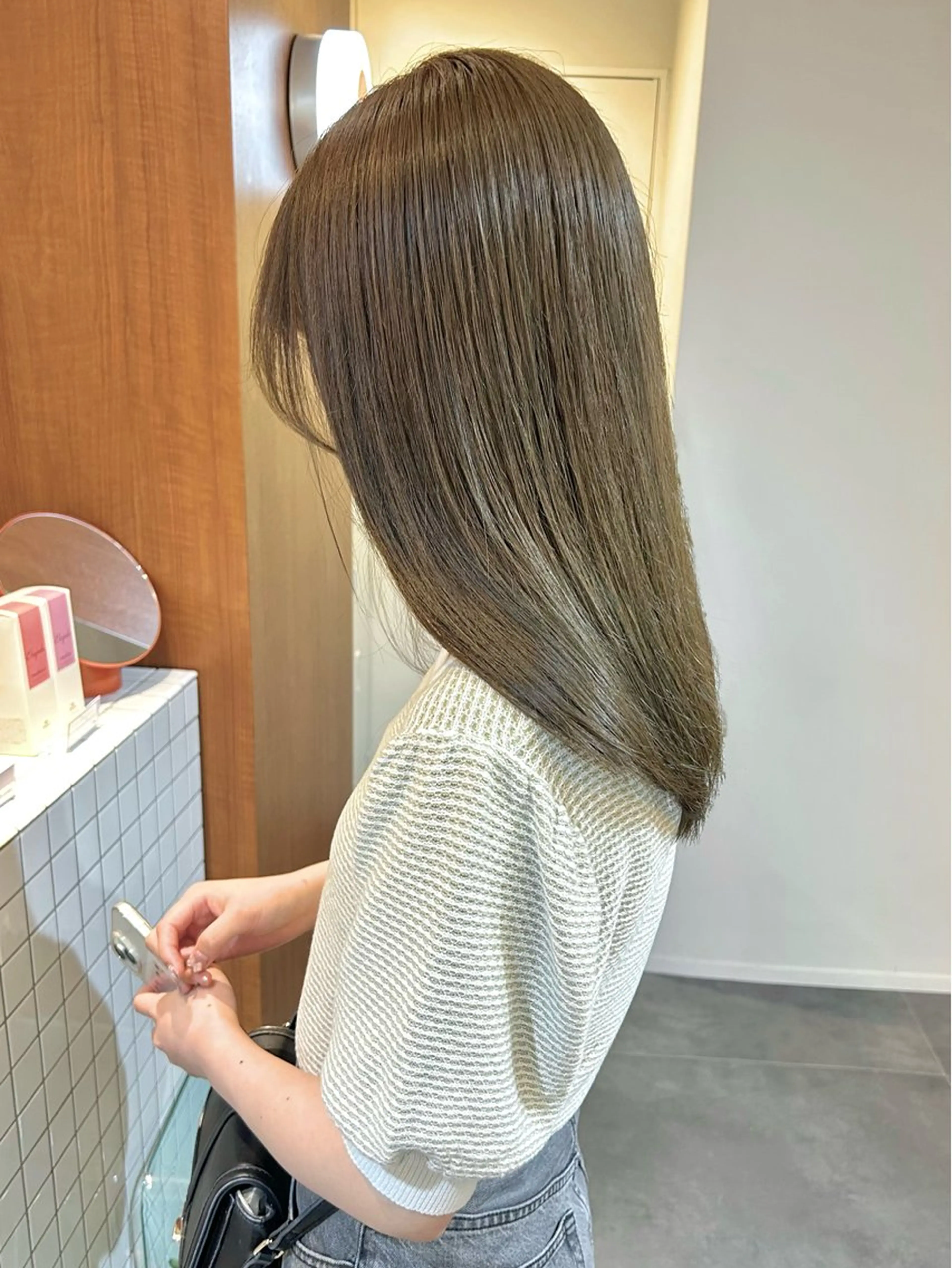 ミディアム カット ヘアカラー 小林 朋花のヘアスタイル