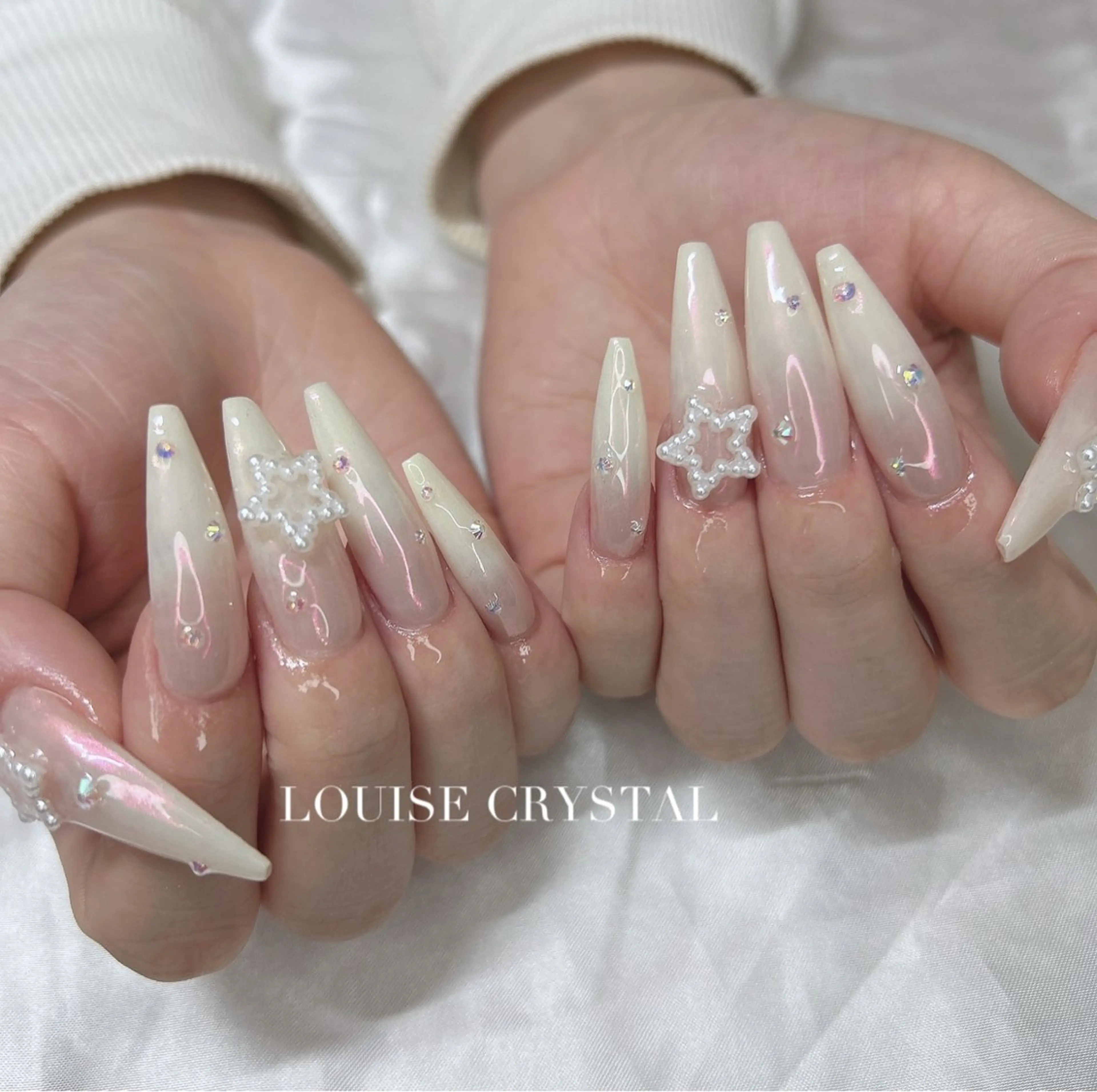 ネイル ロングネイル ハンドネイル LOUISE CRYSTALのネイルデザイン