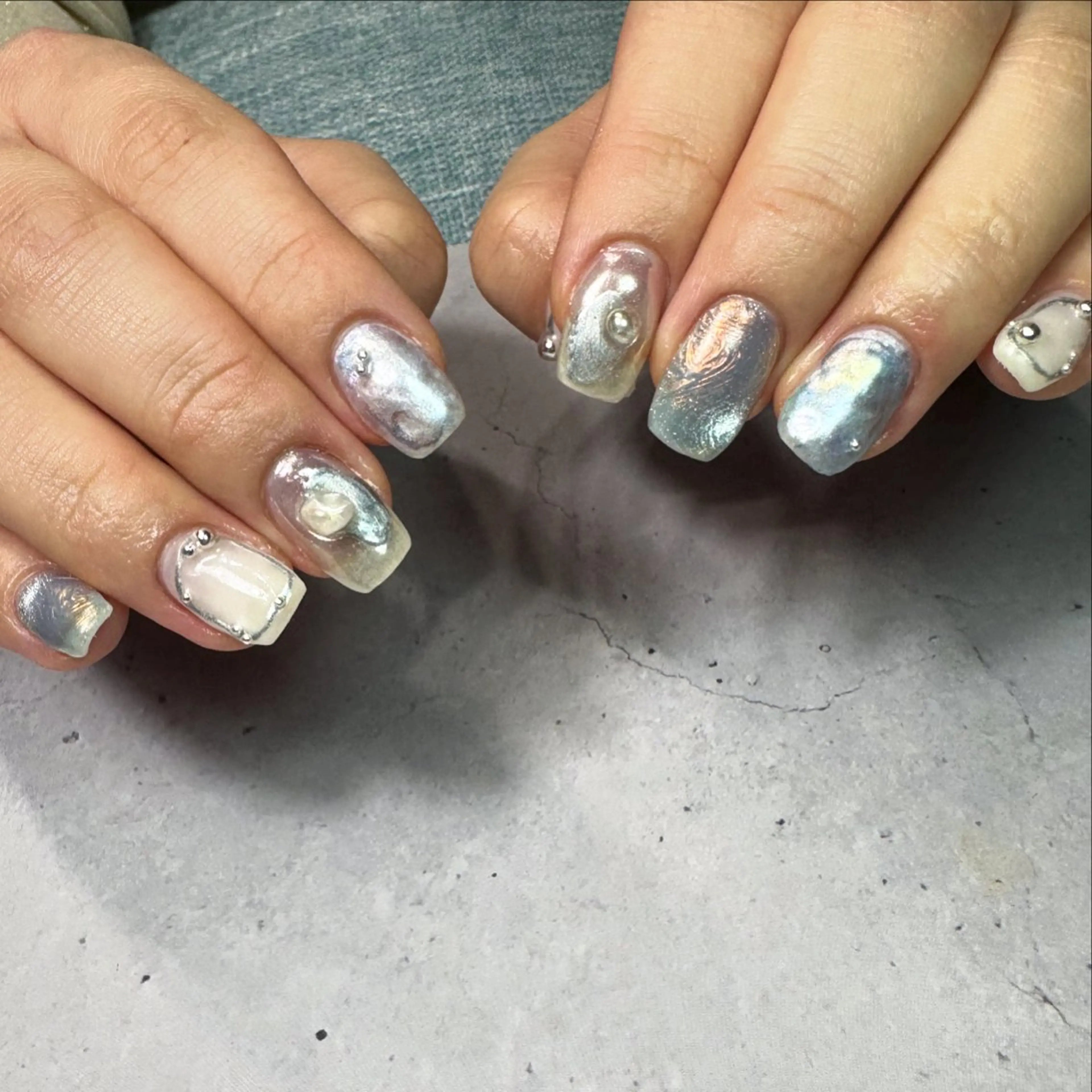 ネイル ブルー フットネイル マグネットネイル ミラーネイル ニュアンスネイル ハンドネイル nailsalon Daphneのネイルデザイン