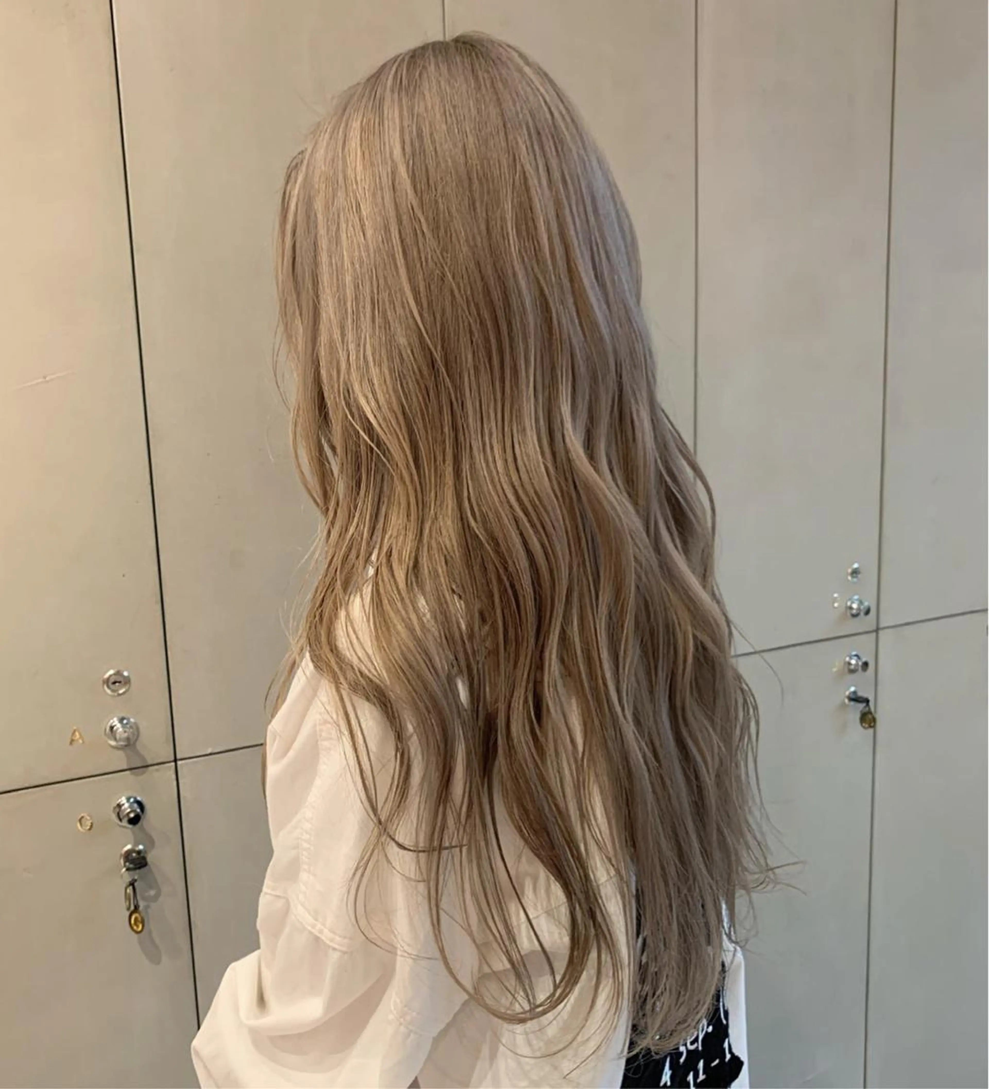 ロング カラー ベージュカラー ハイトーンカラー ミルクティーベージュ ヘアカラー ｱｵﾇﾏ ﾐﾕ 🦕のヘアスタイル