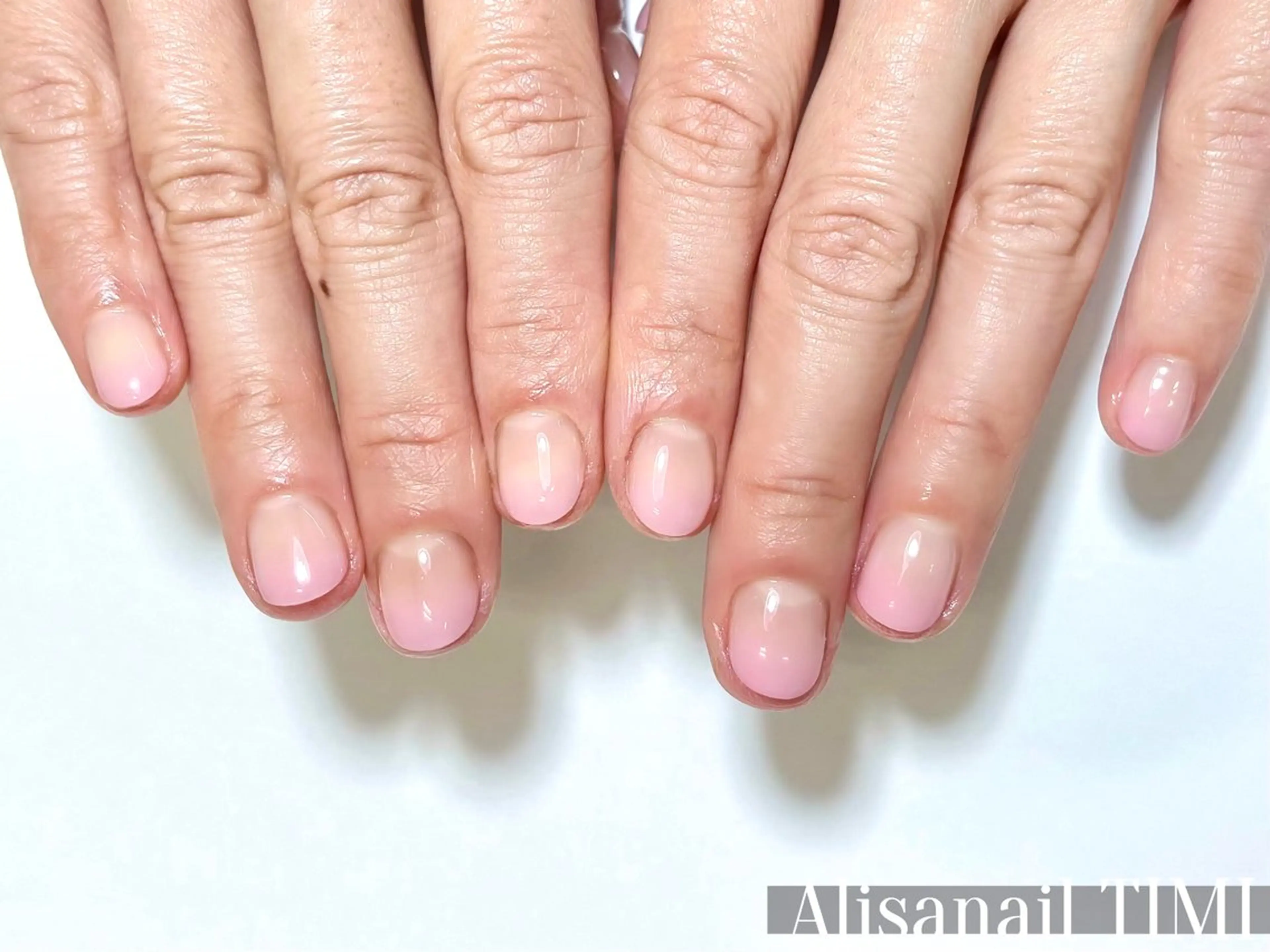ネイル グラデーション ピンク 夏ネイル ハンドネイル Alisa nail Timiのネイルデザイン