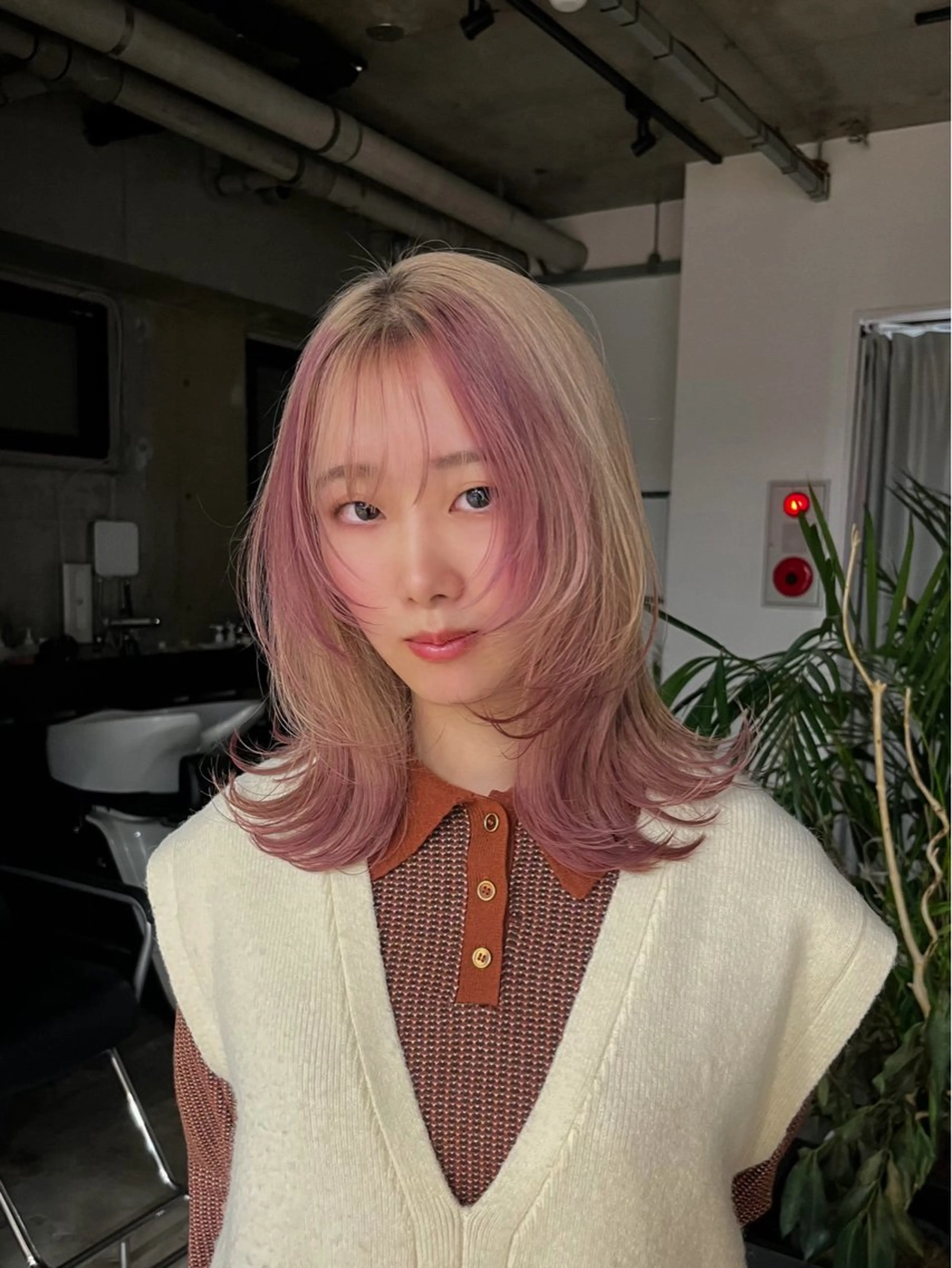 カラー ウルフとハイトーン オタク美容師のユウトのヘアスタイル