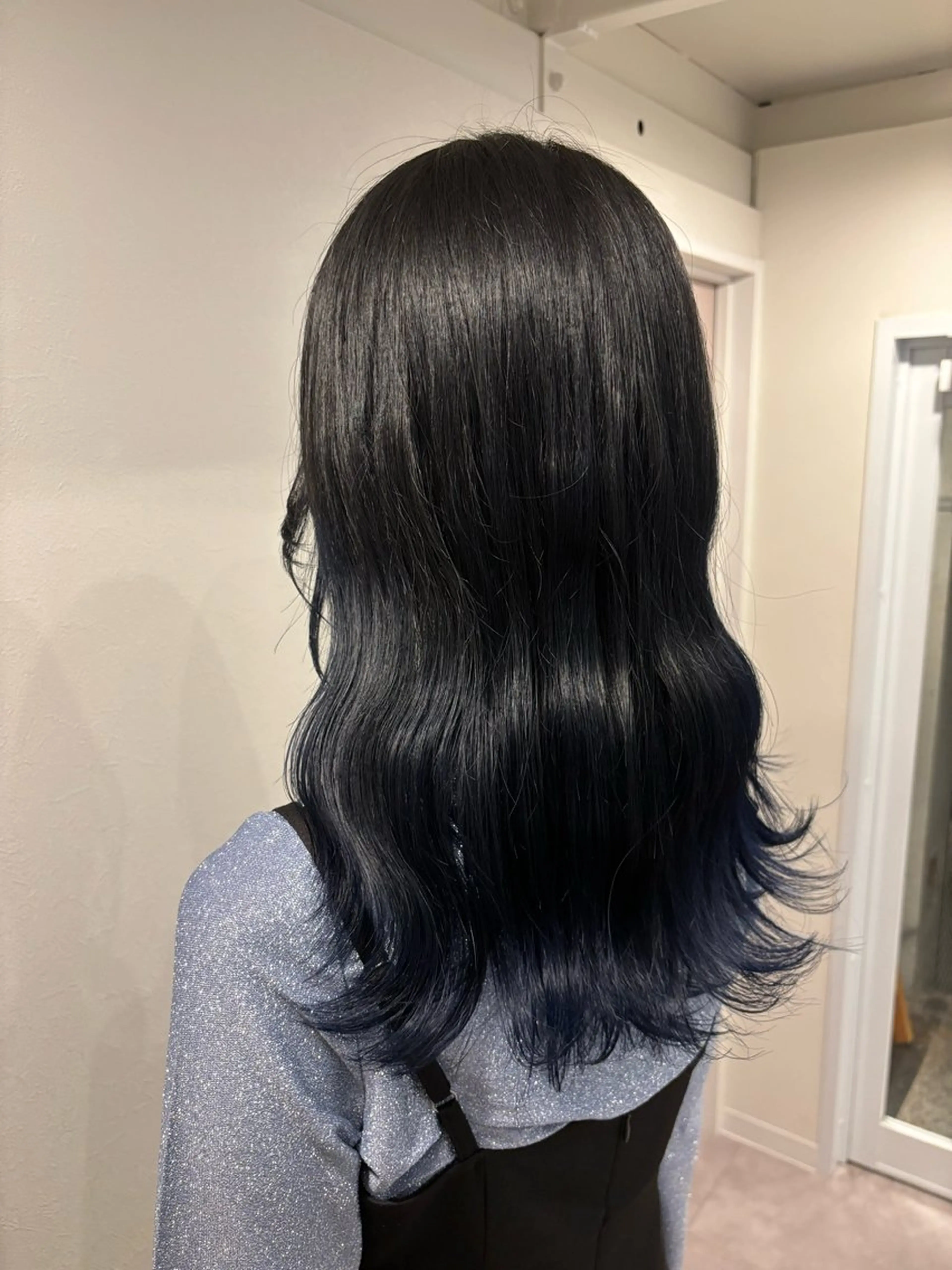 ロング カラー グラデーションカラー ネイビーカラー izu 🫧のヘアスタイル