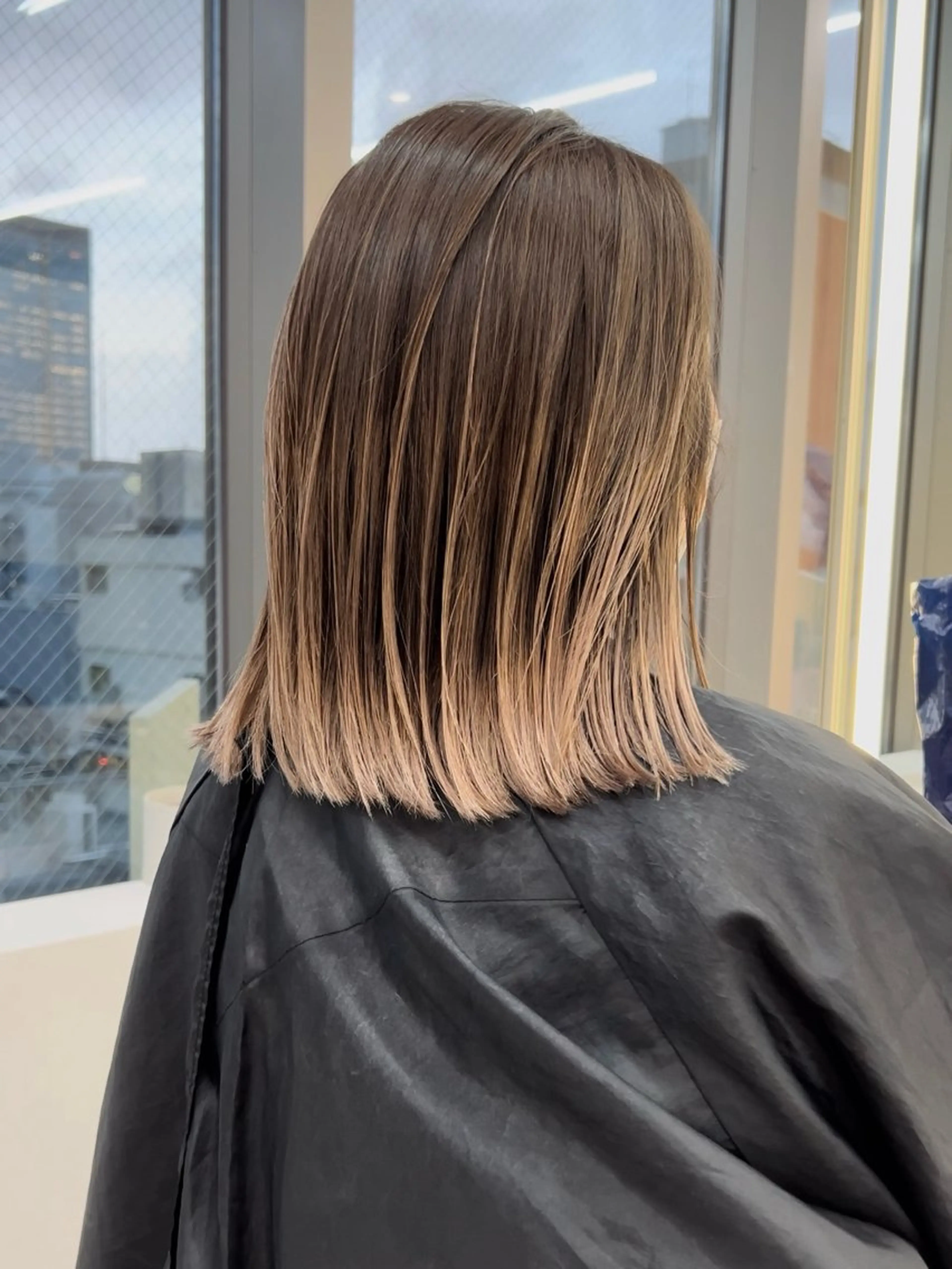 ミディアム カラー アッシュ アッシュブラウン ブリーチ ブラウンカラー ケアブリーチ ヘアカラー トリートメント ヘアセット レイヤー専門家 ニュアンスカラー修のヘアスタイル