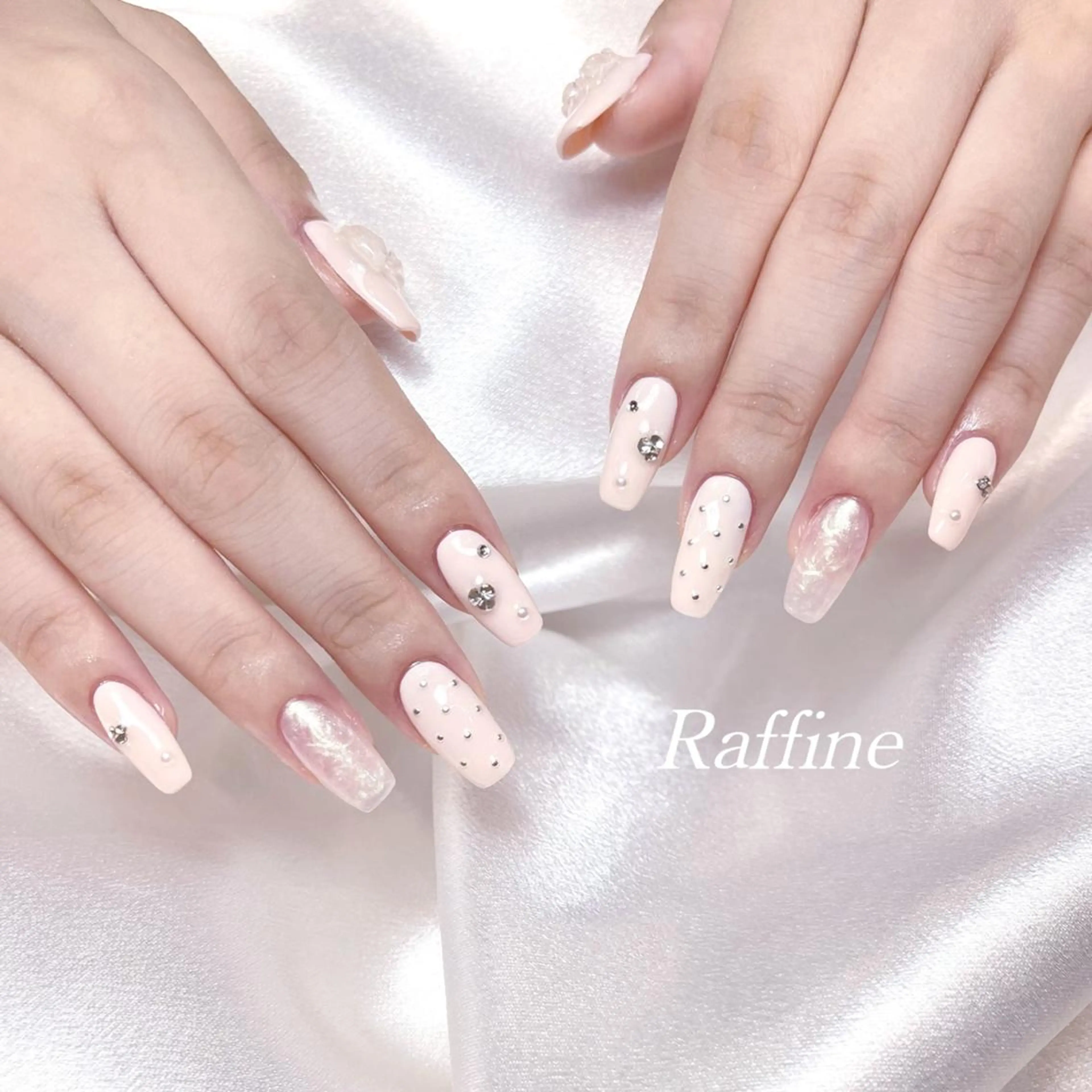ネイル ハンドネイル RAFFINE 月🦋🩵のネイルデザイン