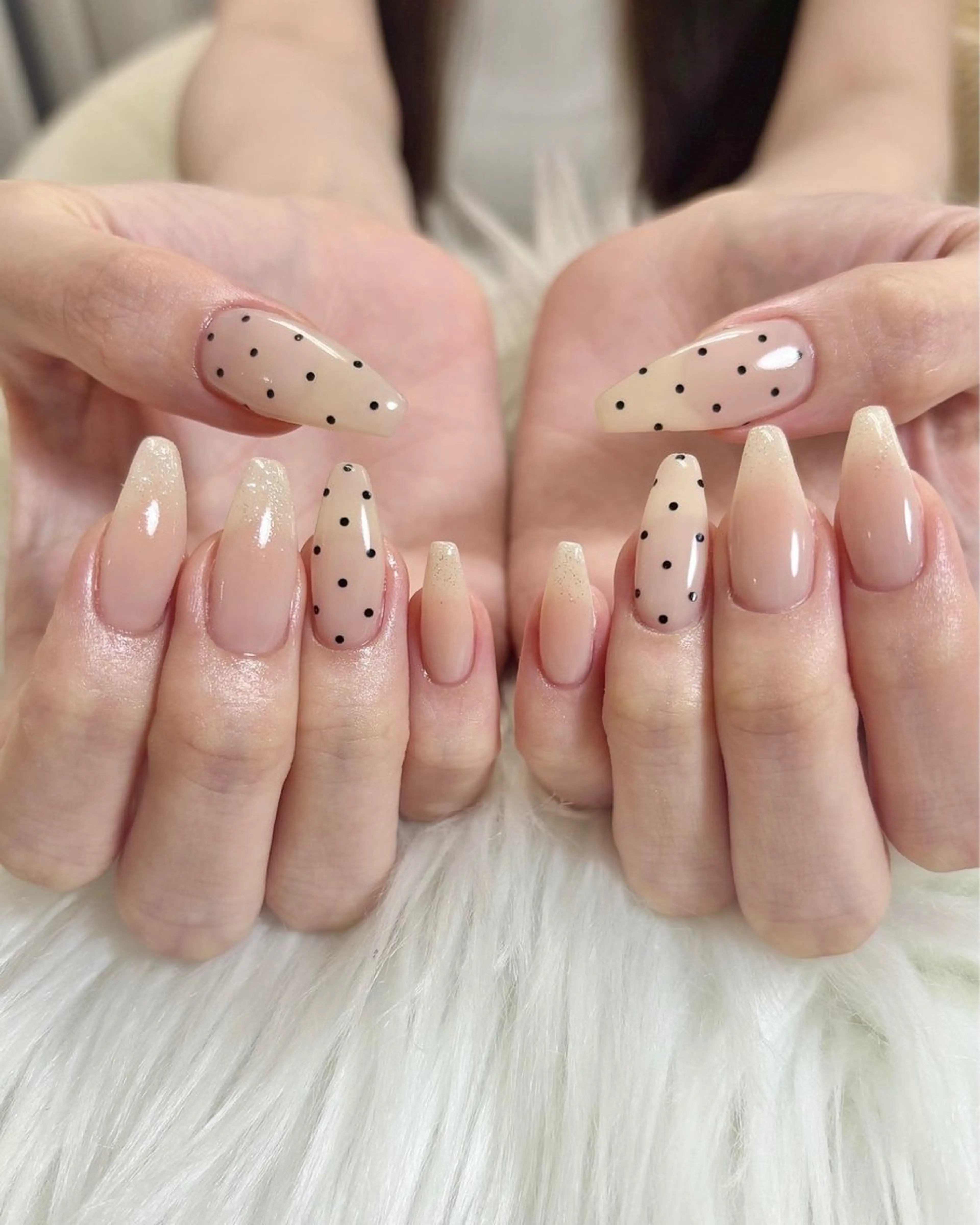 ネイル ドット ラメ(グリッター) ハンドネイル haacnails（ハーシーネイル）所属・haac nailsのネイルデザイン