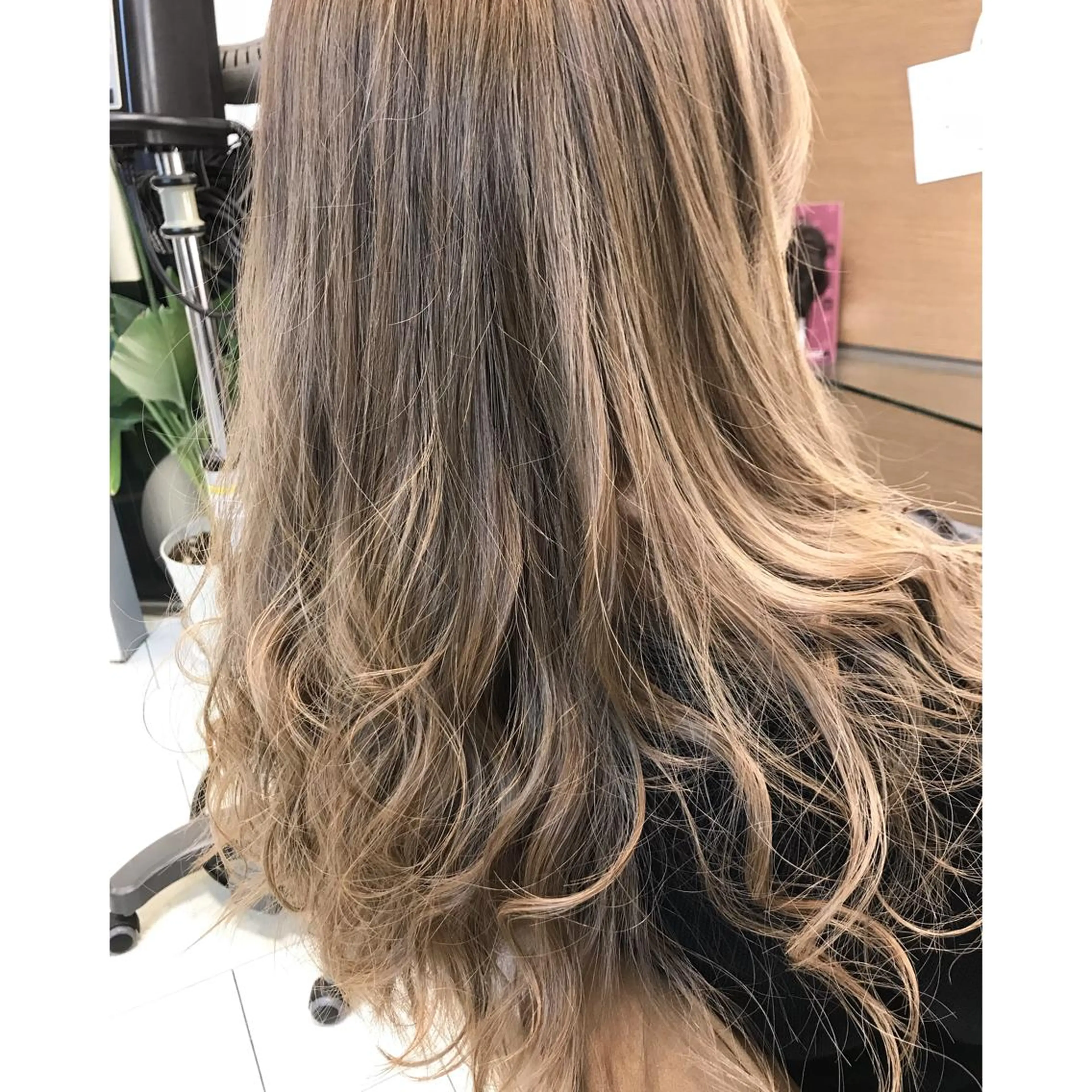 ロング カラー ブリーチ トリートメント 坂西 春果のマツエク・マツパデザイン