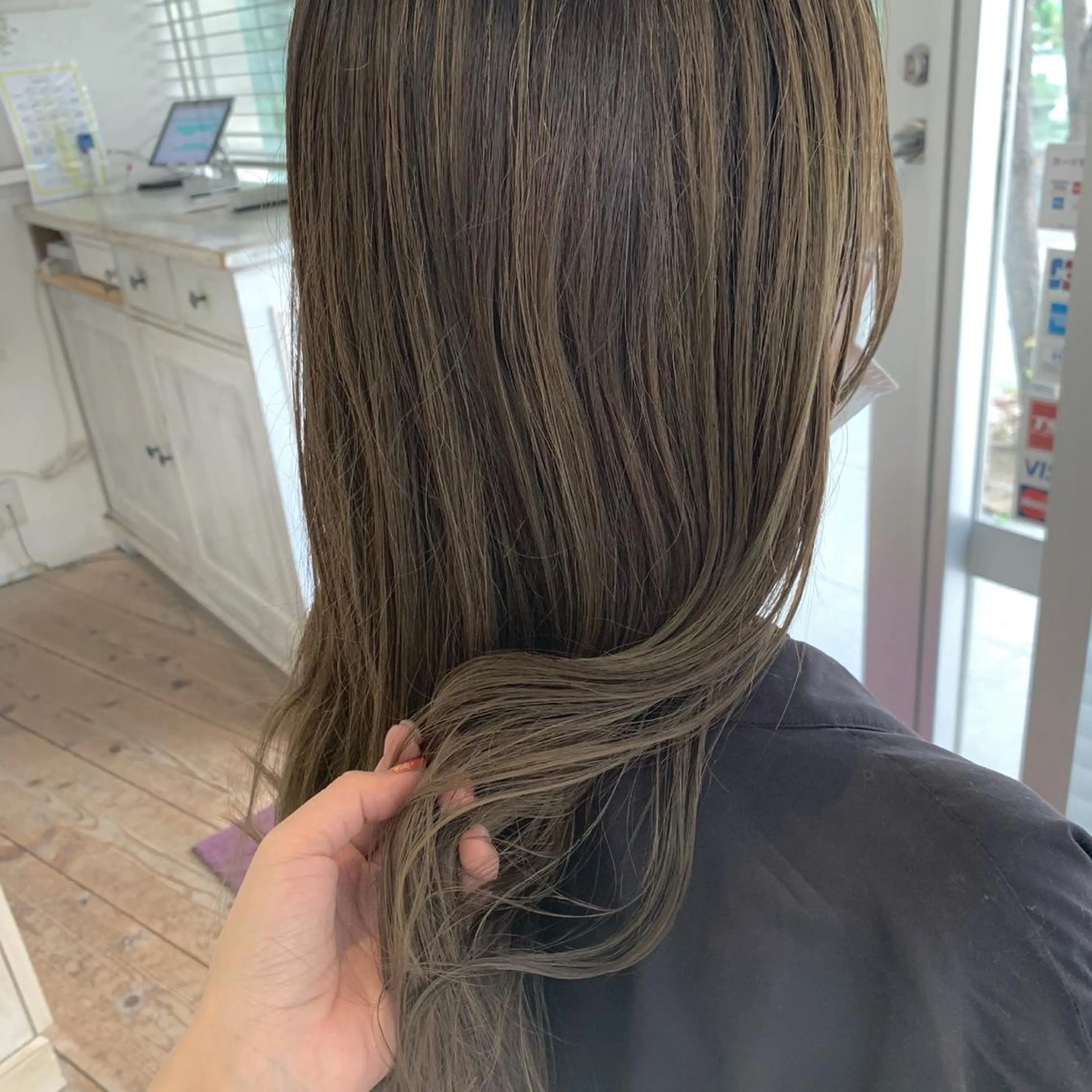 ロング カラー タナカ マナミのヘアスタイル