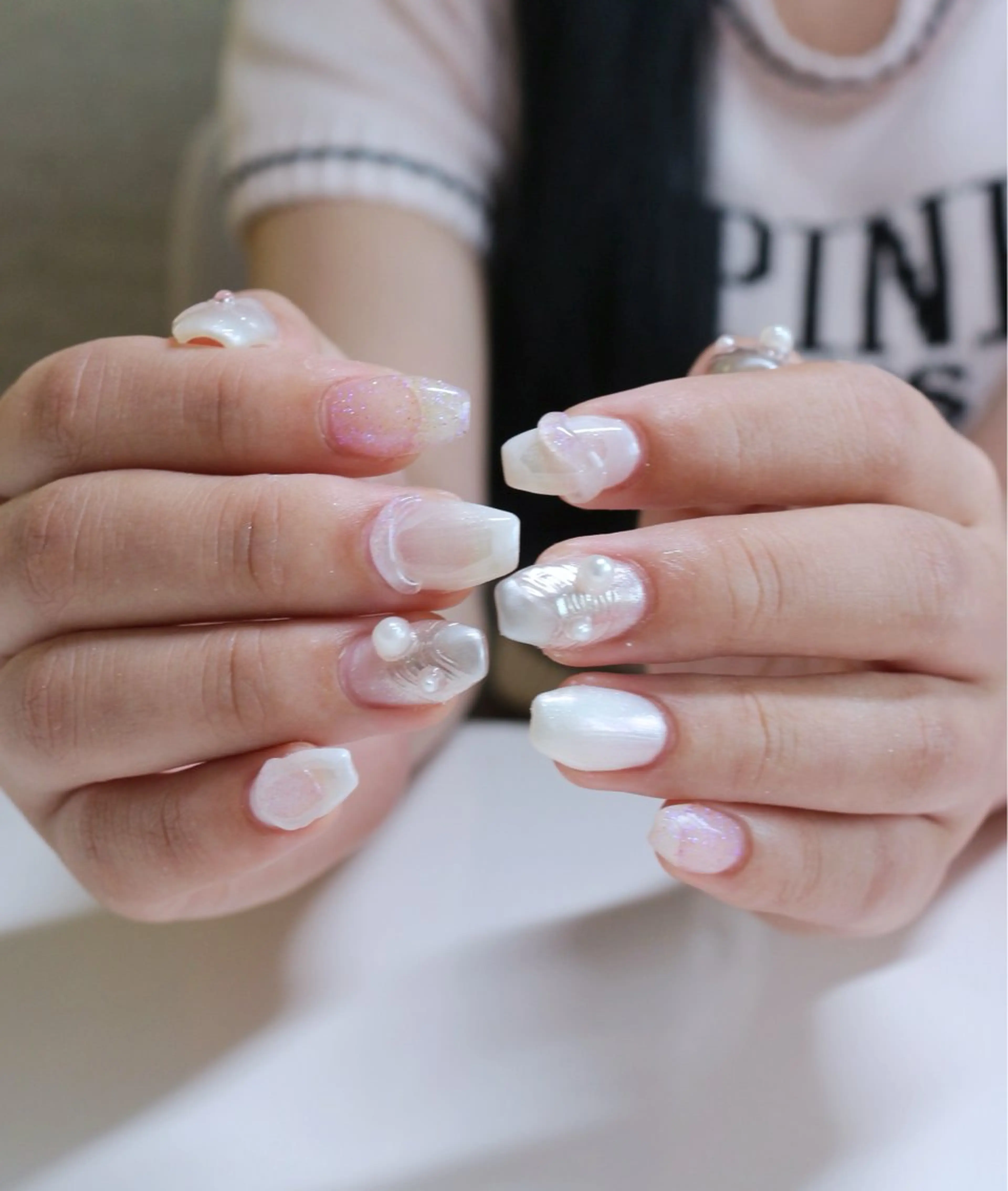 ネイル ニュアンスネイル ピンク リボン ホワイト ハンドネイル Baku Nailsのネイルデザイン