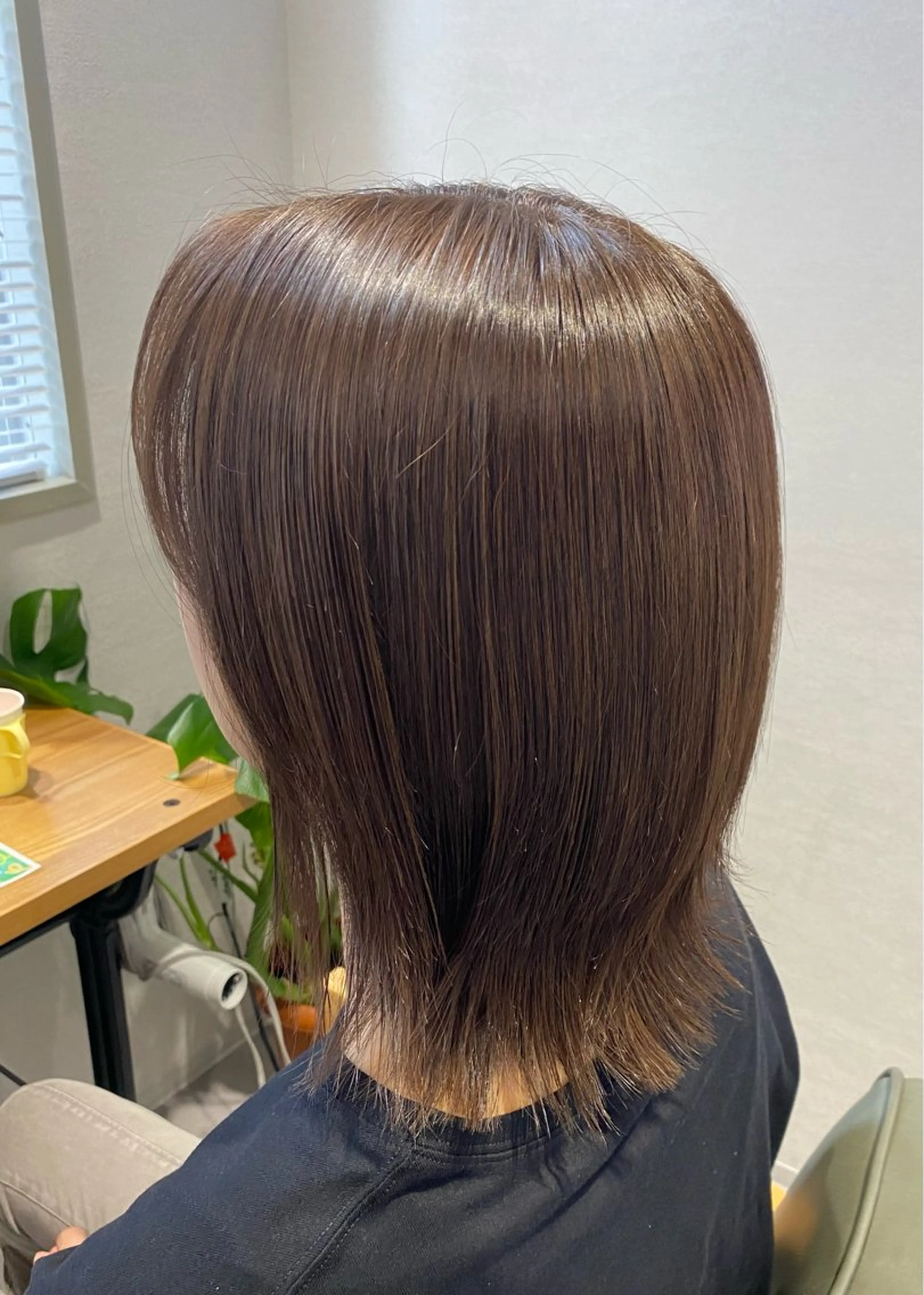ミディアム カラー ヘアアレンジ 切りっぱなしボブ アッシュ ボブ 小國 綾かのヘアスタイル