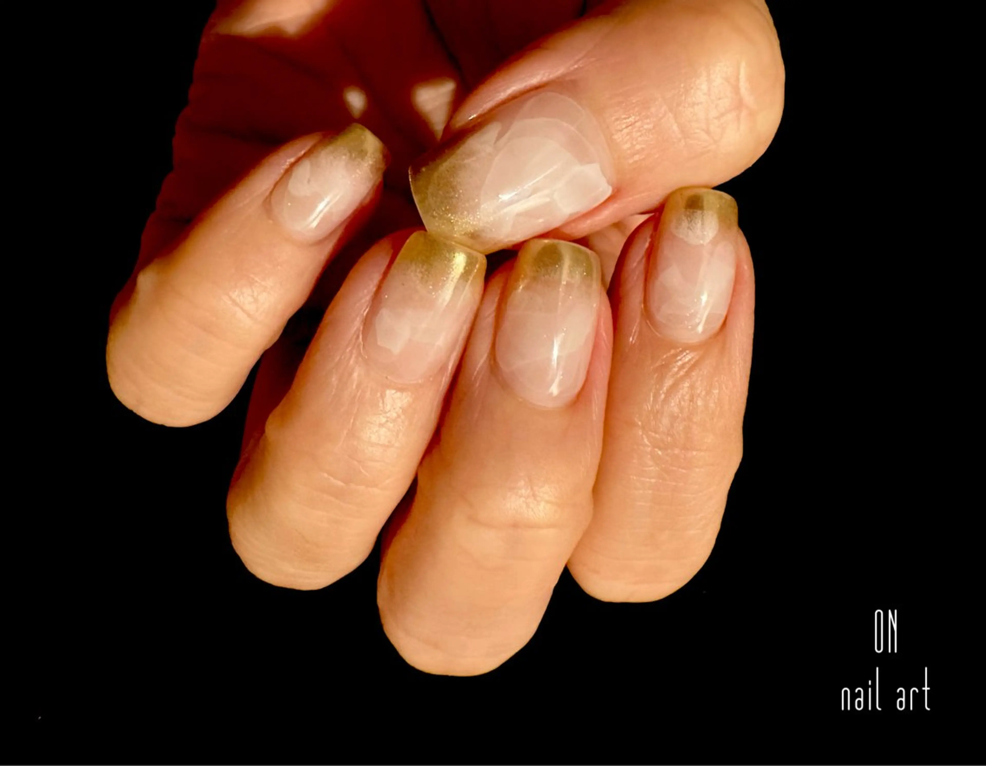 ネイル アートネイル ゴールド グラデーション ミラーネイル シンプルネイル ON nail artのネイルデザイン