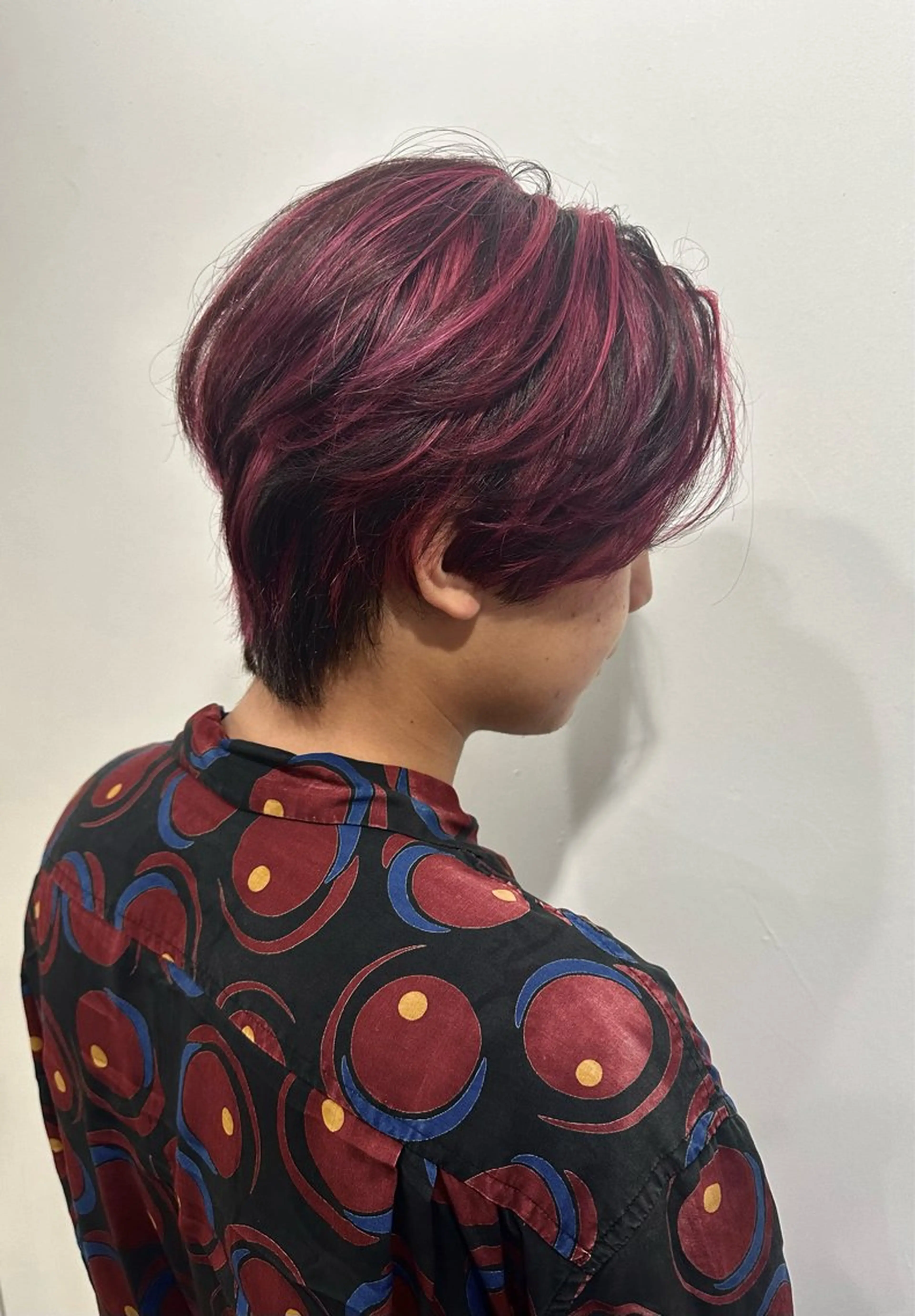 ショート カラー ヘアアレンジ メンズ センターパート メンズハイライト ハイライトカラー パープルカラー ハイライト カット ヘアカラー SALOWIN京都河原町Suite店所属・外国人風レイヤー/ ハイトーンSHUのヘアスタイル