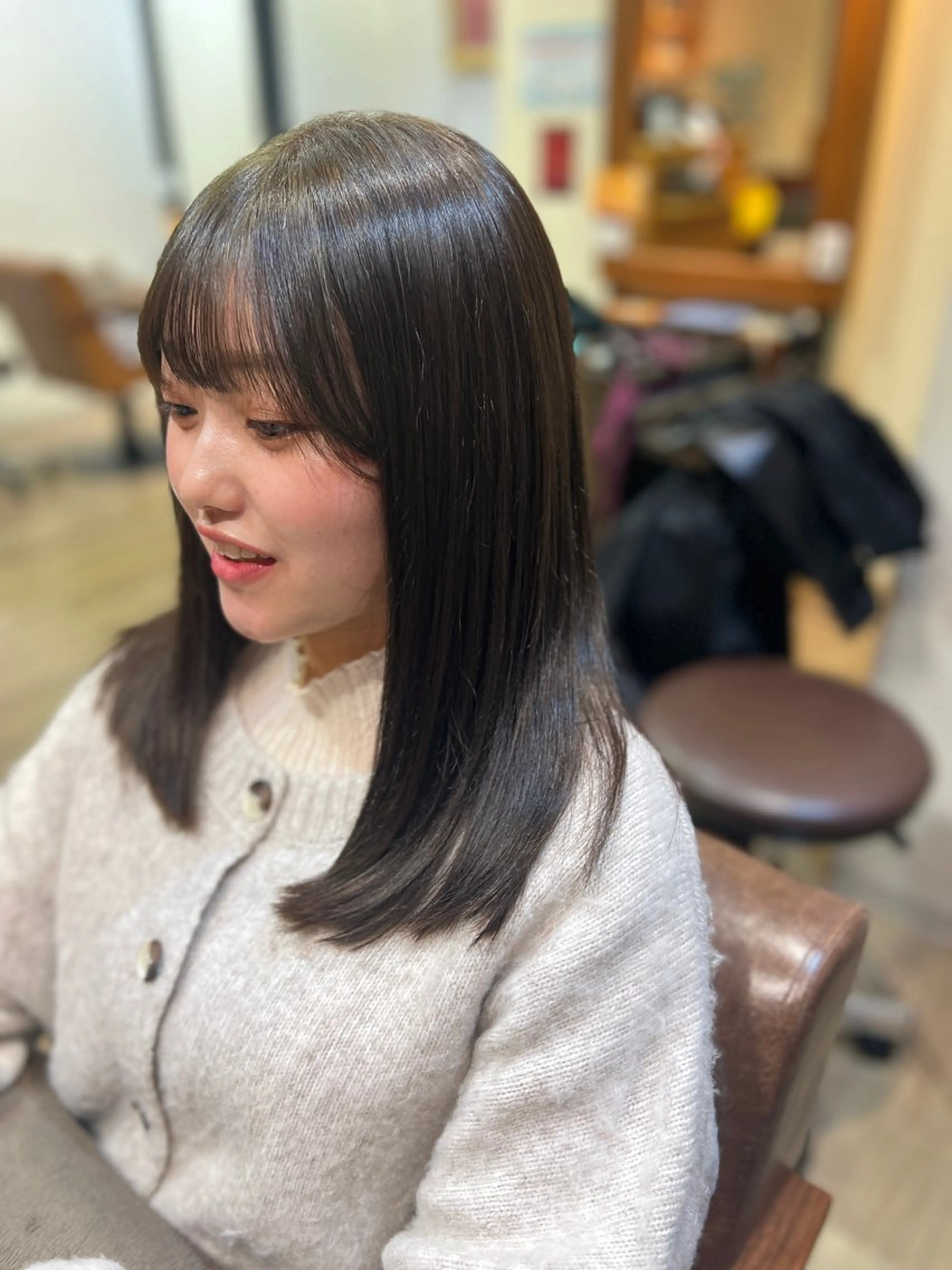 セミロング カラー ベージュカラー 透明感カラー オリーブベージュ アトリエNew York三ノ輪店所属・miku 三ノ輪のヘアスタイル