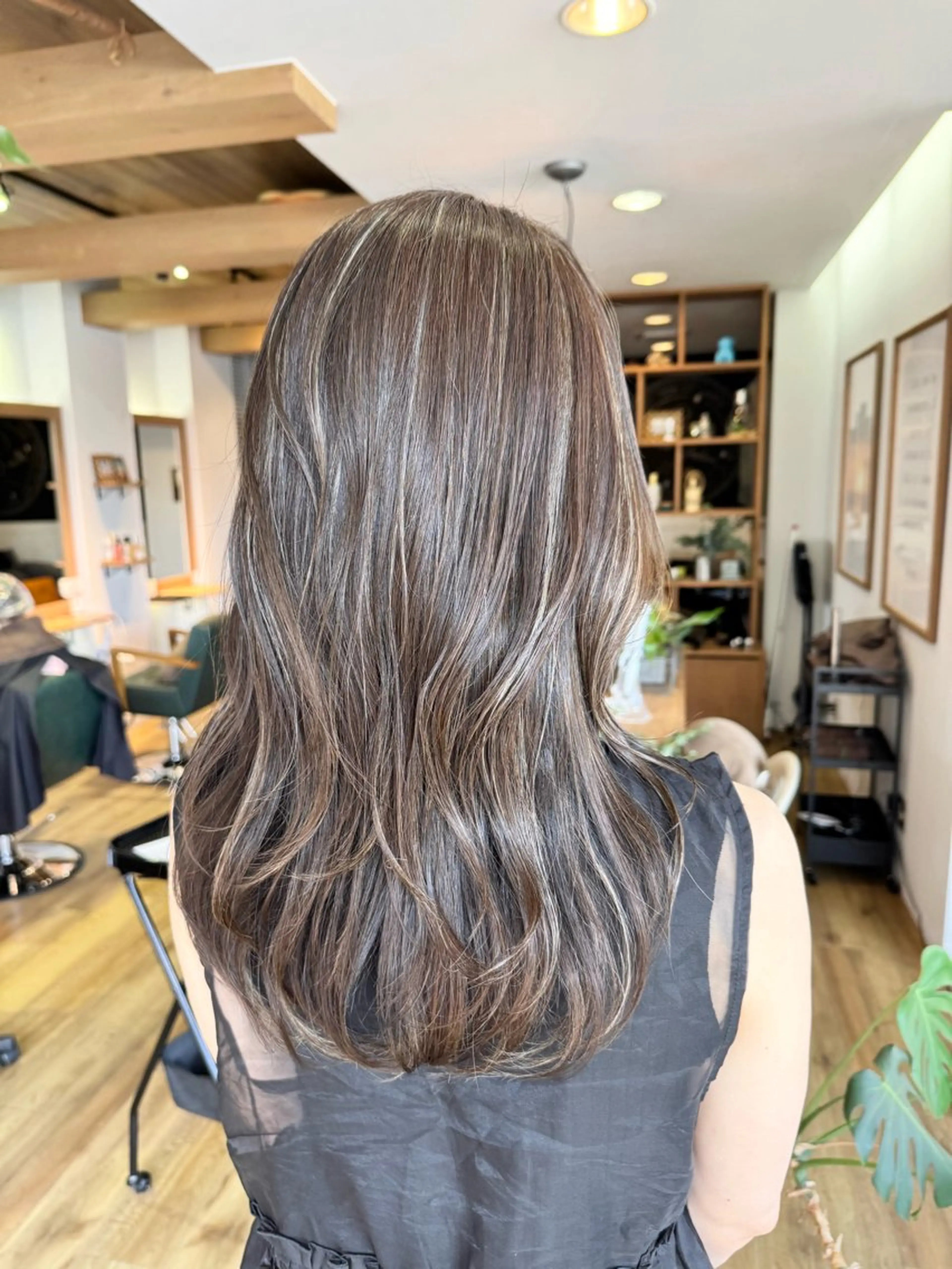 ロング カラー グレージュ ハイライトカラー ハイライト ヘアカラー トリートメント ツキダテ ユイのヘアスタイル