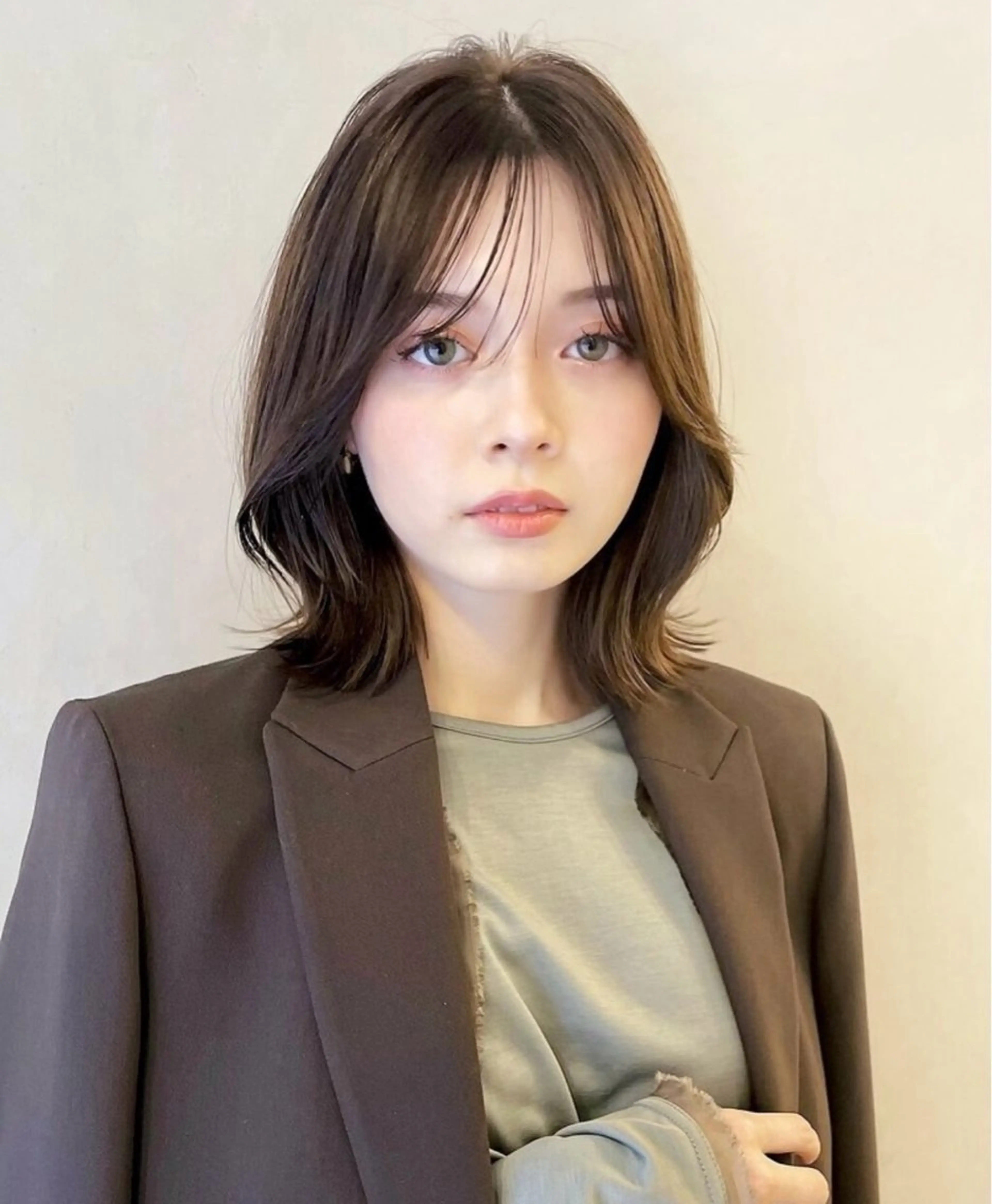 ミディアム くびれヘア カット 吉川 陽菜のヘアスタイル