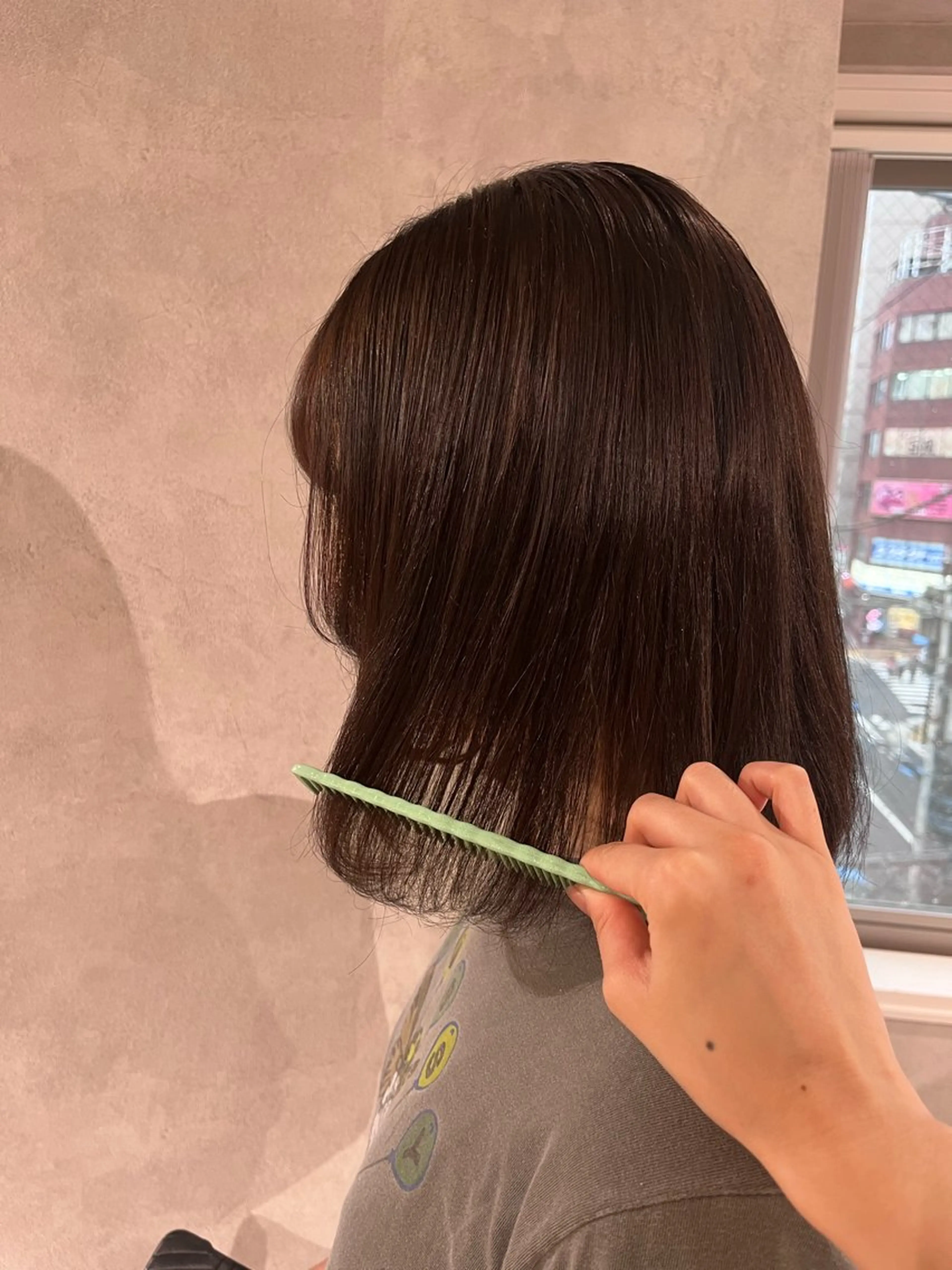 ミディアム 縮毛矯正 メンズセンターパート /フェザーパーマのヘアスタイル