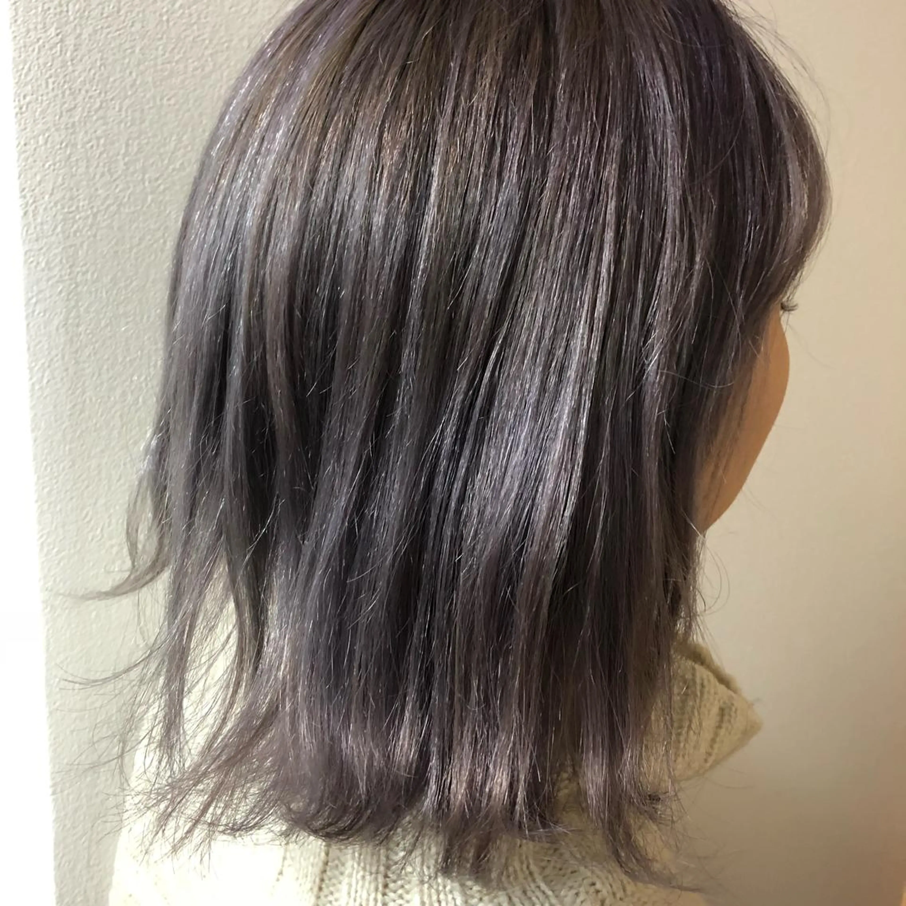 ミディアム カラー 伊東 彩花のヘアスタイル