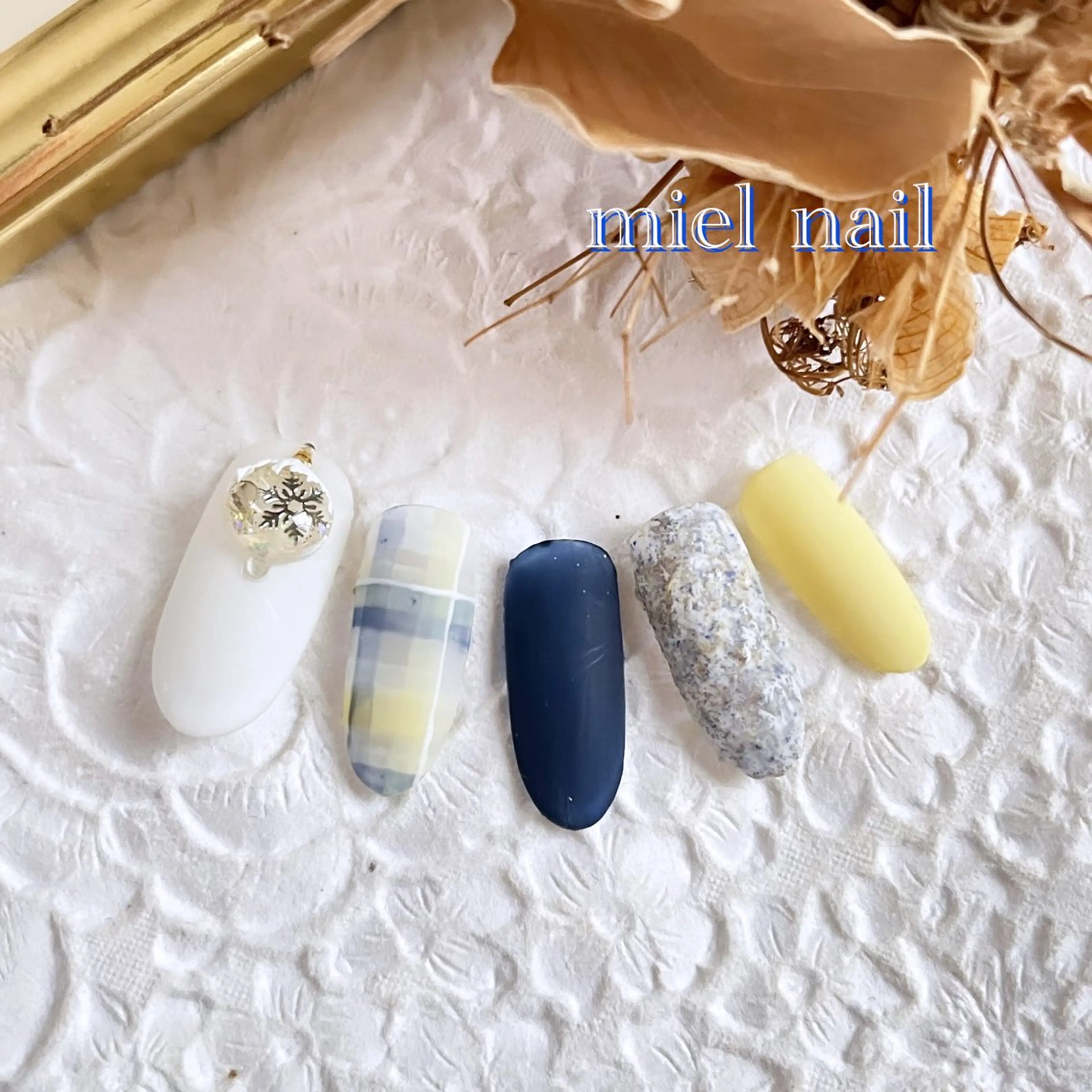 ネイル クリアネイル フレンチネイル キラキラネイル 赤色 冬ネイル ハンドネイル miel nailのネイルデザイン