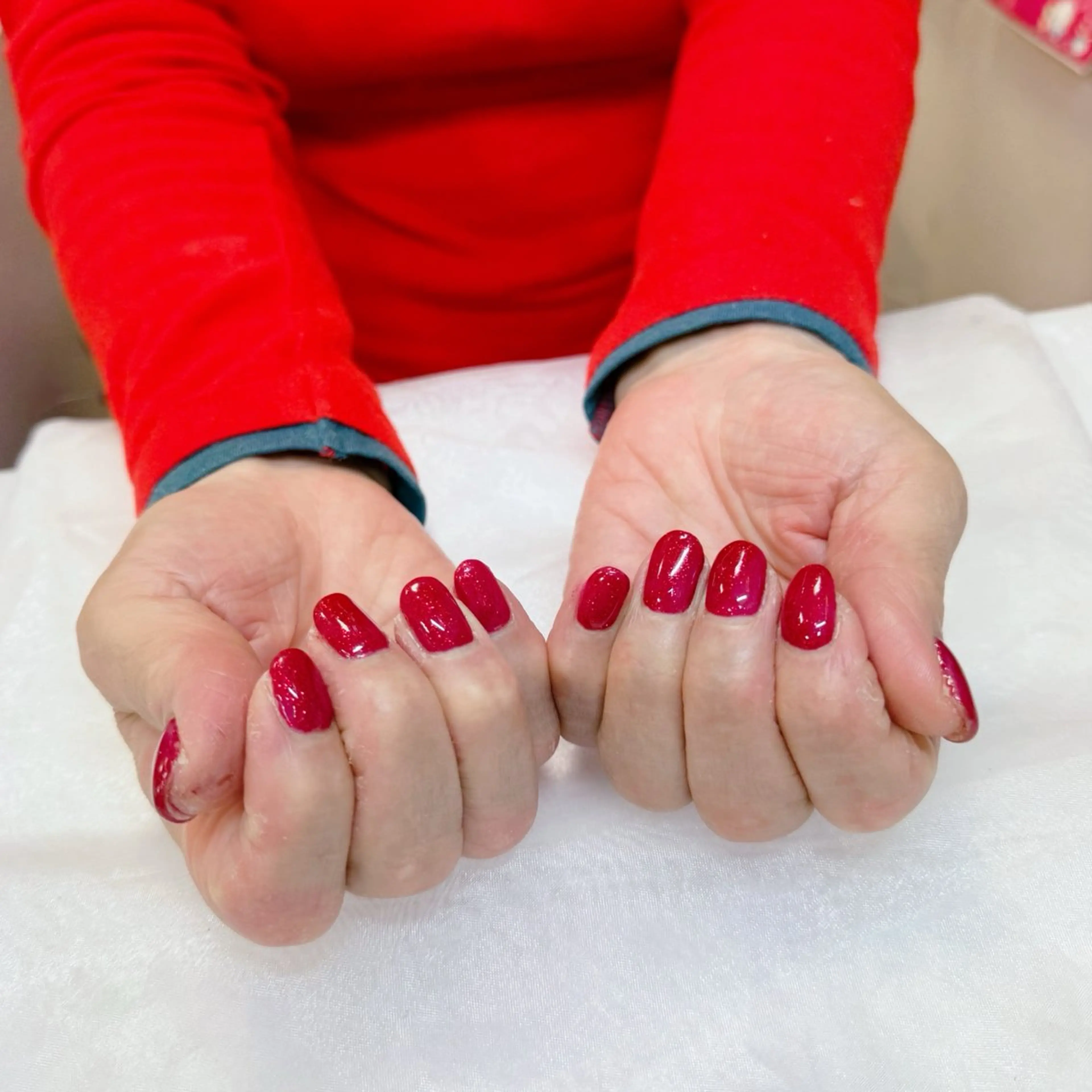 ネイル キラキラネイル ワンカラーネイル 赤色 冬ネイル maruyasu. yのネイルデザイン