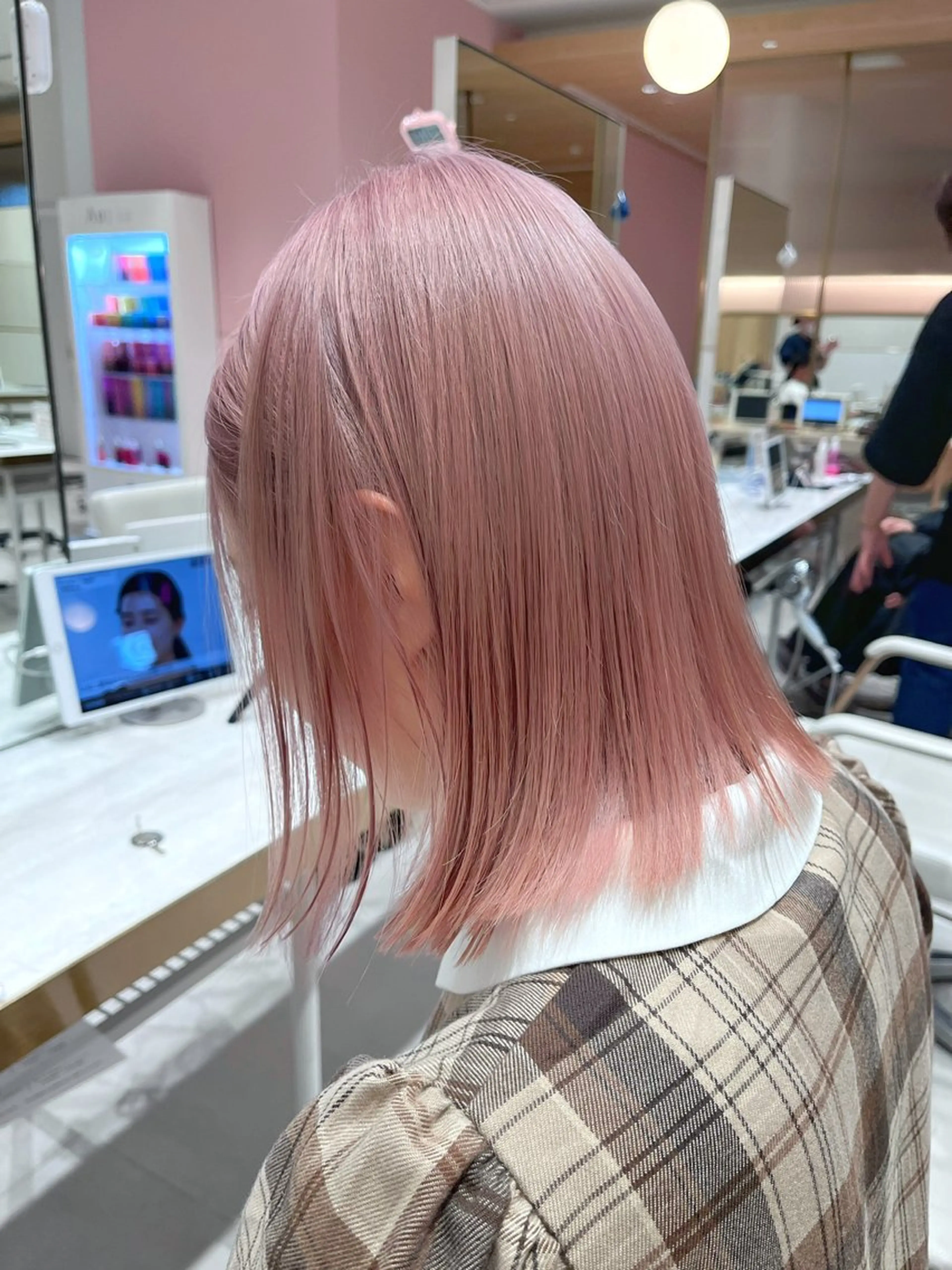ミディアム カラー ミディアムパーマ ダブルカラー インナーカラー くびれヘア 斜めバング ヘアカラー トリートメント ヘアセット ニュアンスレイヤー ハイトーンカラーのヘアスタイル