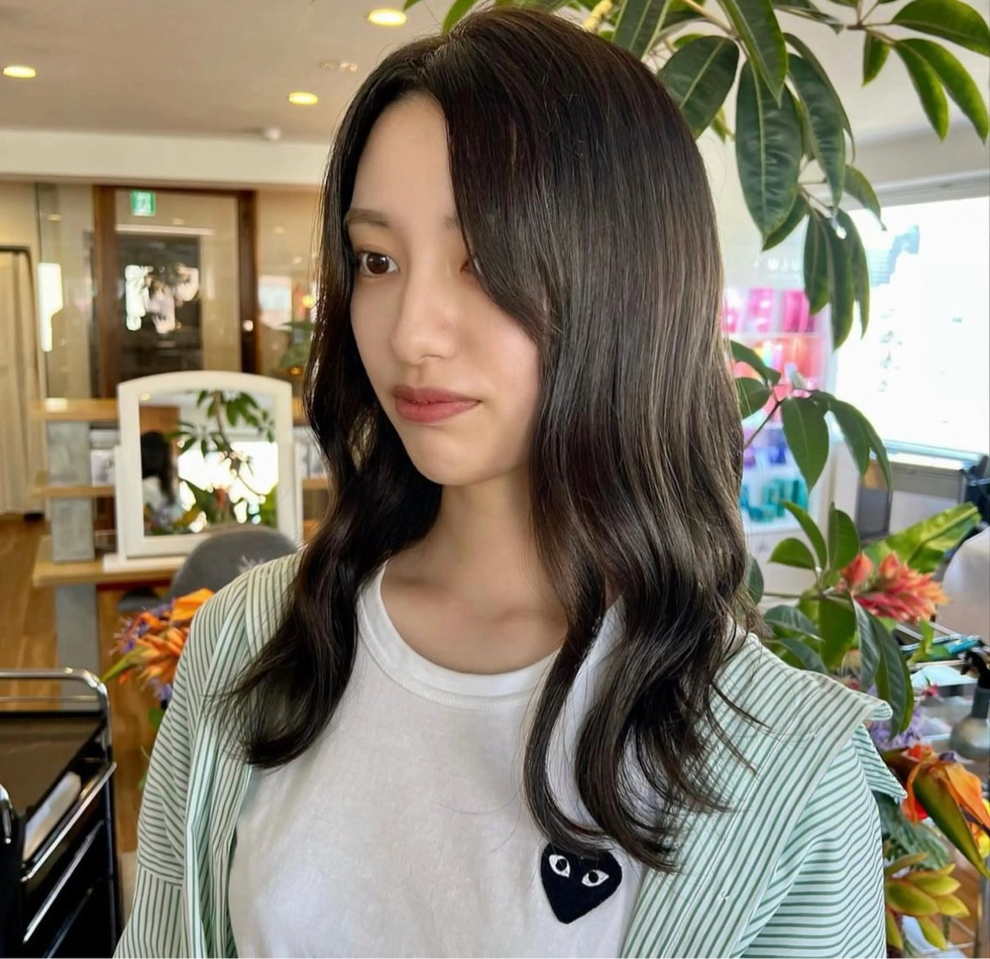 セミロング 繁田 朱音のヘアスタイル